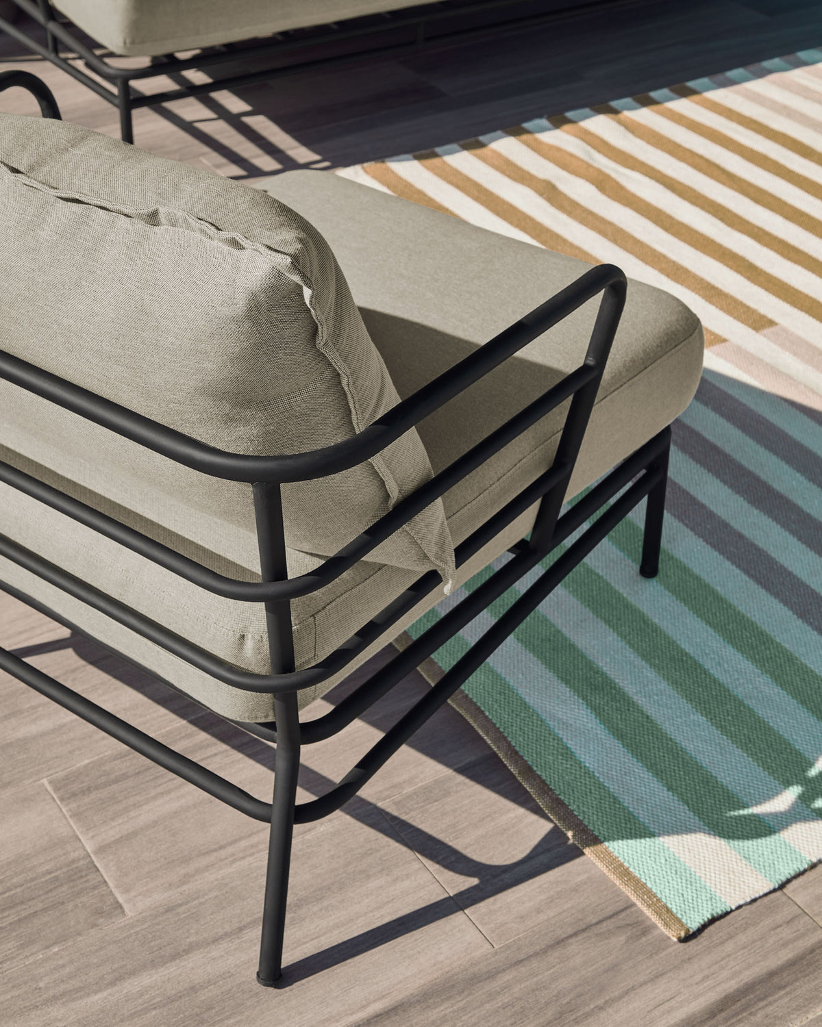 Mareluz Sessel aus schwarzem Stahl in Beige, Schwarz präsentiert im Onlineshop von KAQTU Design AG. Outdoor-Sessel mit Armlehnen ist von Kave Home