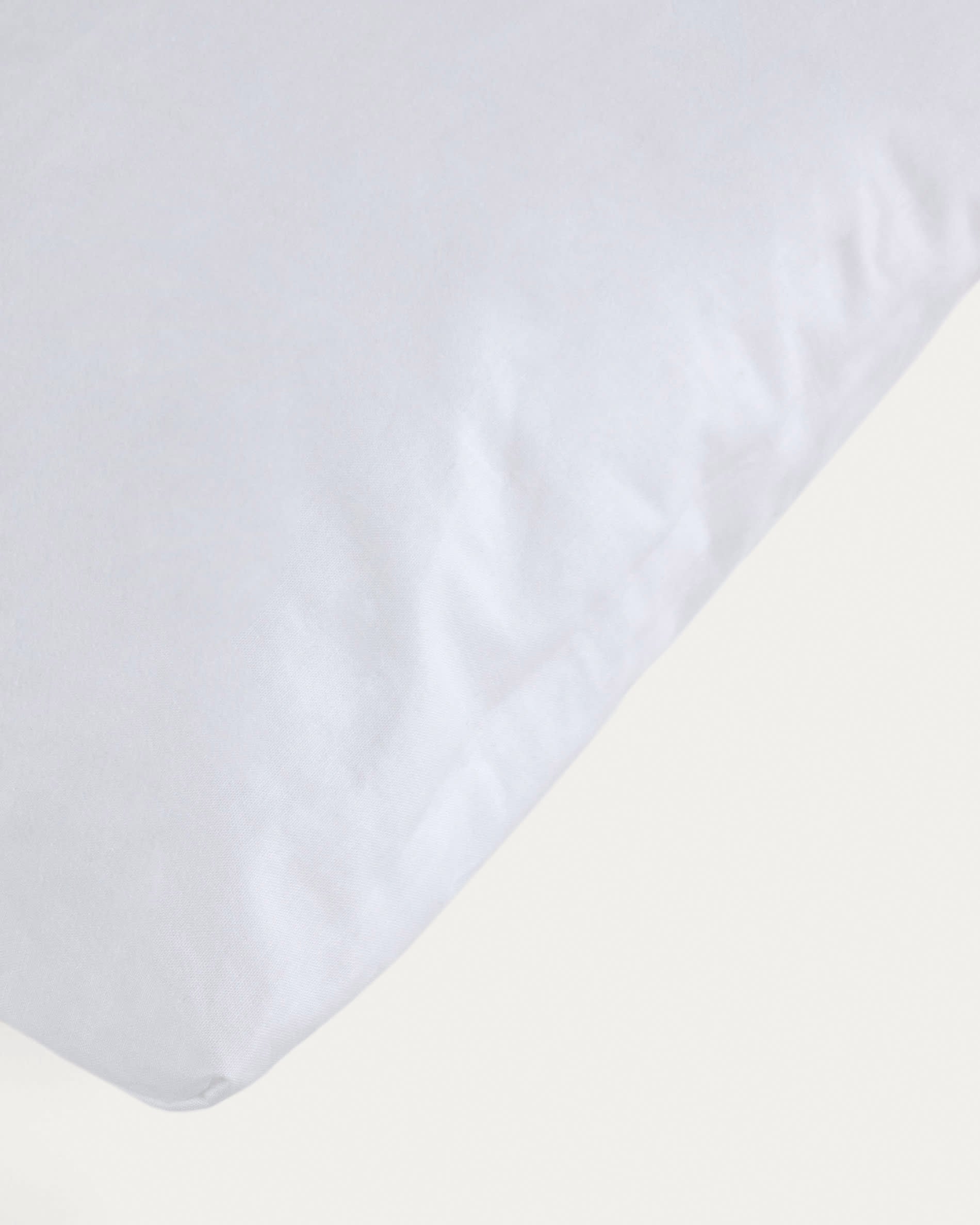Das Dulcia Kissen 30x60 cm von Kave Home kombiniert modernes Design mit einer Füllung aus hohler Silikonfaser für optimalen Komfort.
