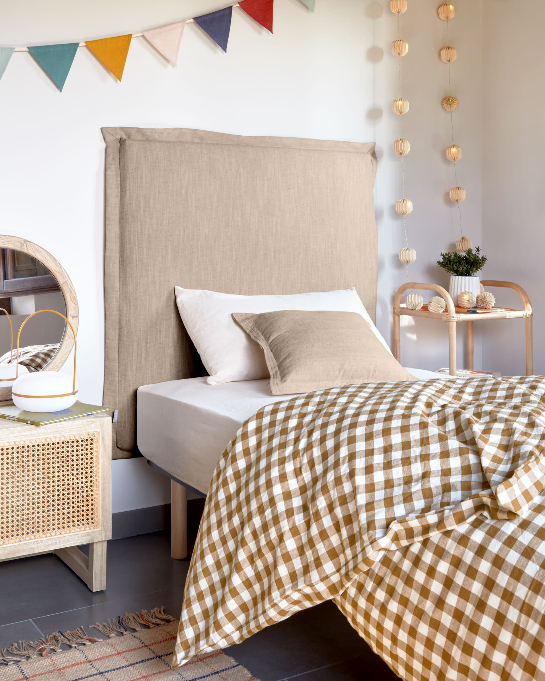 Das Dulcia Kissen 30x60 cm von Kave Home kombiniert modernes Design mit einer Füllung aus hohler Silikonfaser für optimalen Komfort.