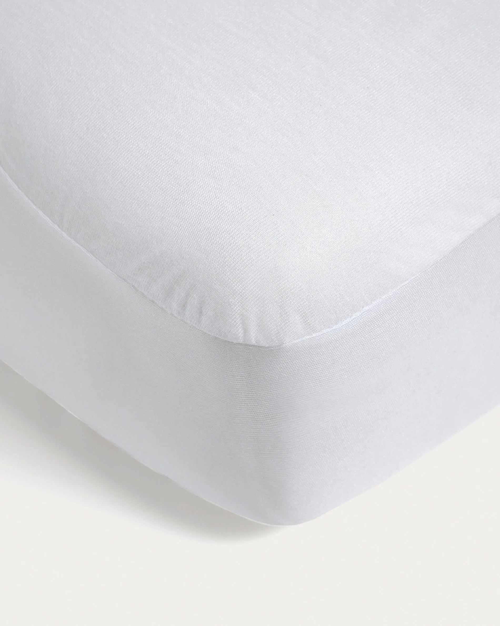 Jasleen Matratzenschoner aus 100% Baumwolle, ideal für Gitterbetten, 60x120 cm, von Kave Home, bietet Schutz und Komfort.