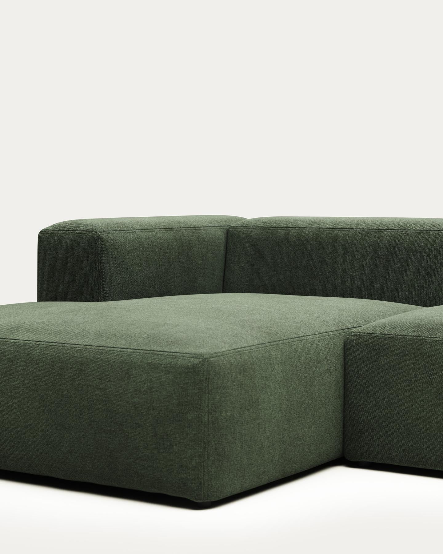 3-Sitzer-Sofa Blok mit Chaiselongue links, schwer entflammbar mit grüner Chenille, 300 cm in Grün präsentiert im Onlineshop von KAQTU Design AG. 3er Sofa ist von Kave Home