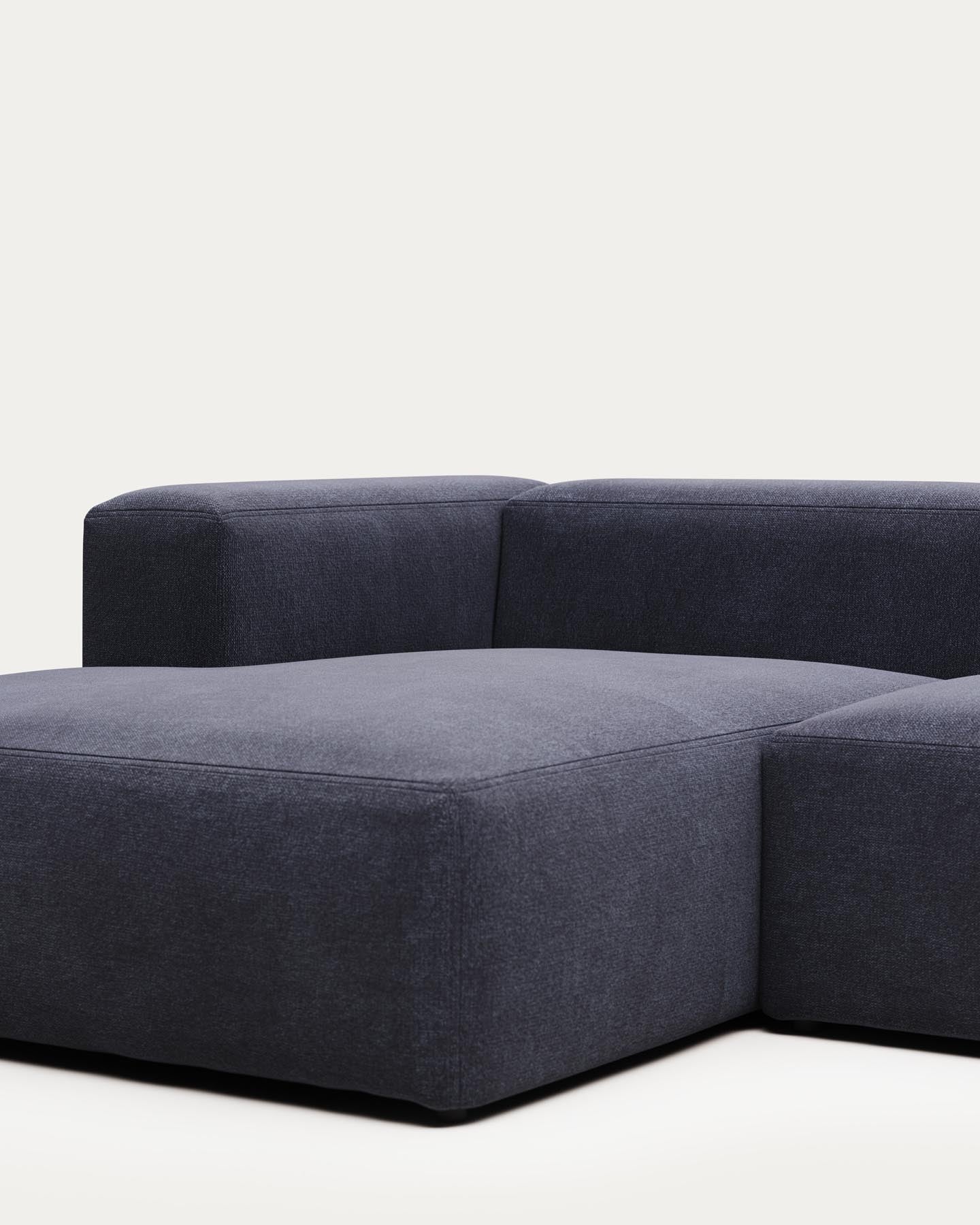 3-Sitzer-Sofa Blok mit Chaiselongue links, schwer entflammbar mit blauer Chenille, 300 cm in Blau präsentiert im Onlineshop von KAQTU Design AG. 3er Sofa ist von Kave Home