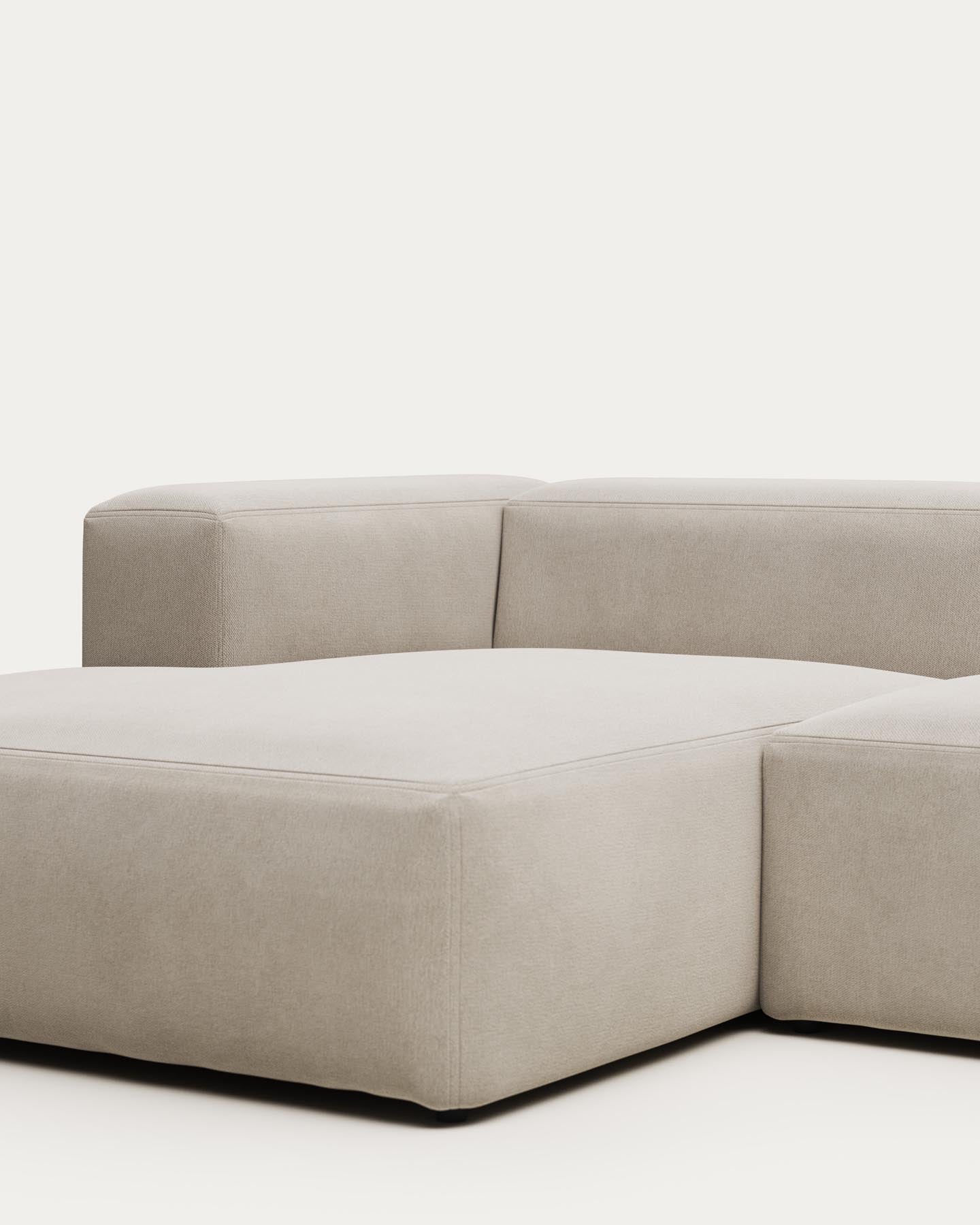 3-Sitzer-Sofa Blok mit Chaiselongue links, schwer entflammbar mit weisser Chenille, 300 cm in Grau präsentiert im Onlineshop von KAQTU Design AG. 3er Sofa ist von Kave Home