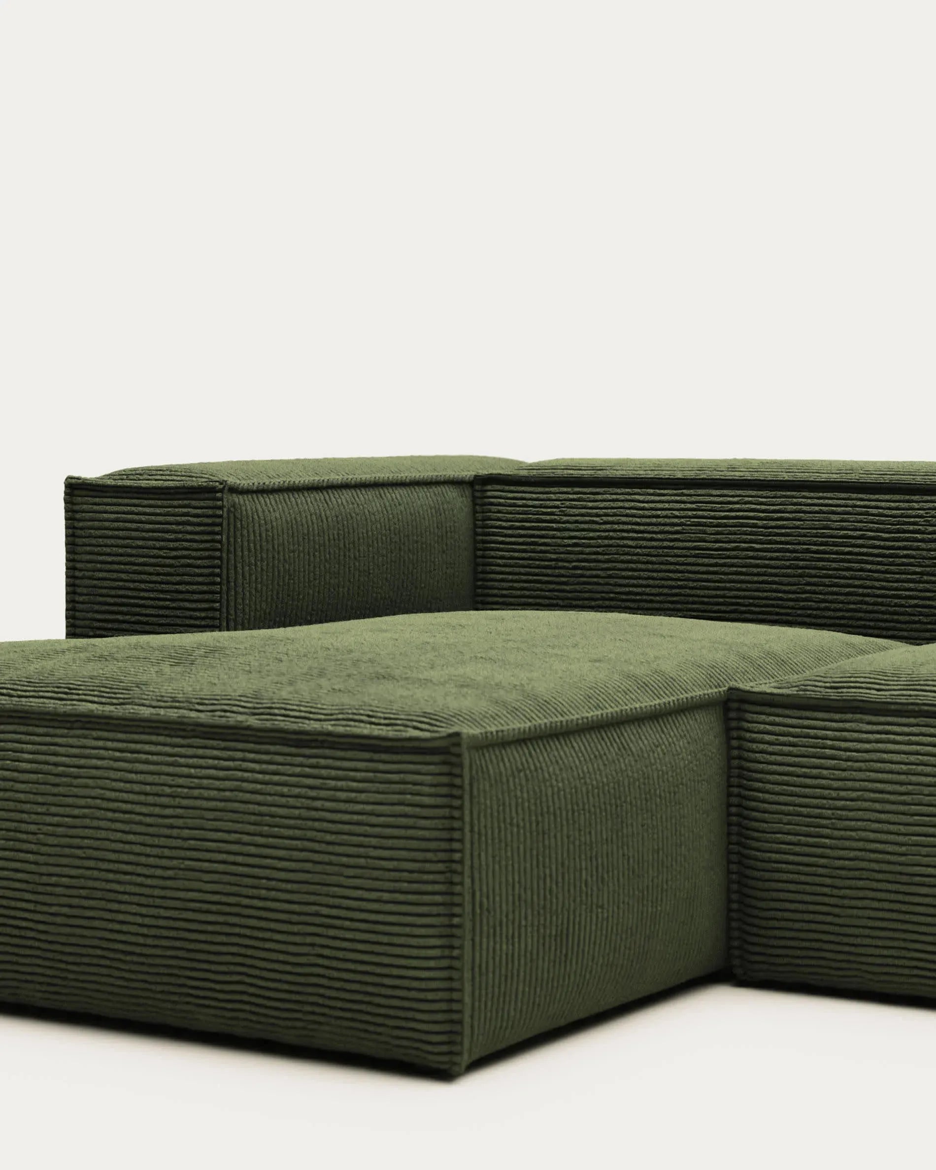 Das grüne Blok 3-Sitzer-Sofa mit linker Chaiselongue aus breitem Cord vereint Stil, Komfort und nachhaltige Qualität.