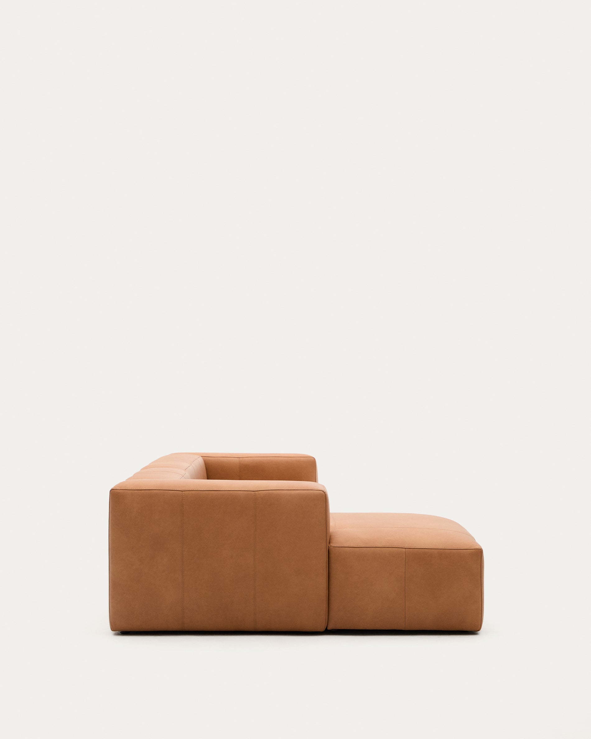 Sofa Blok aus braunem Leder 3-Sitzer Chaiselongue links 300 cm in Braun präsentiert im Onlineshop von KAQTU Design AG. 3er Sofa ist von Kave Home