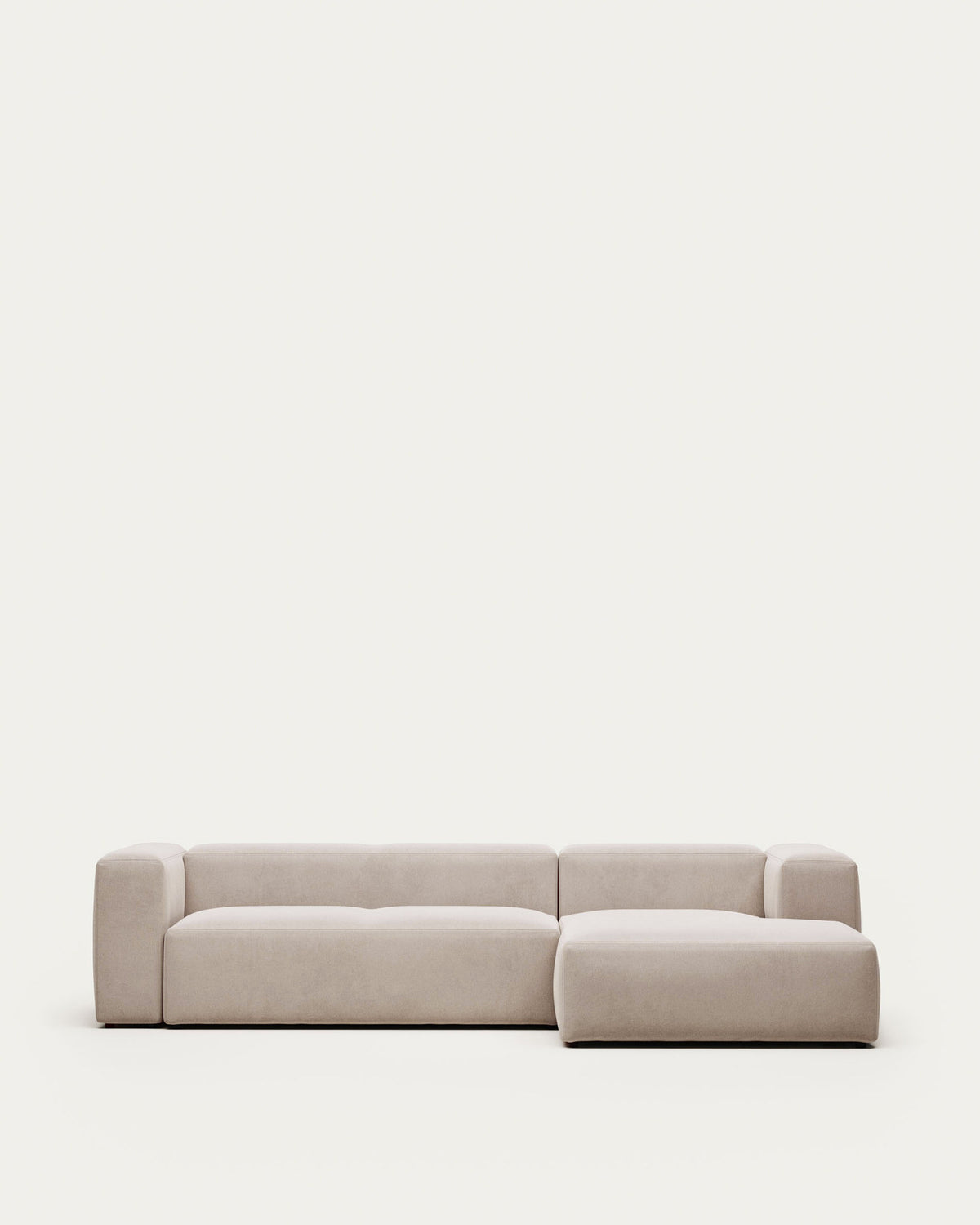 3-Sitzer-Sofa Blok mit beiger Chenille und Chaiselongue rechts 300 cm FSC Mix Credit in Beige präsentiert im Onlineshop von KAQTU Design AG. L-Sofa rechts ist von Kave Home