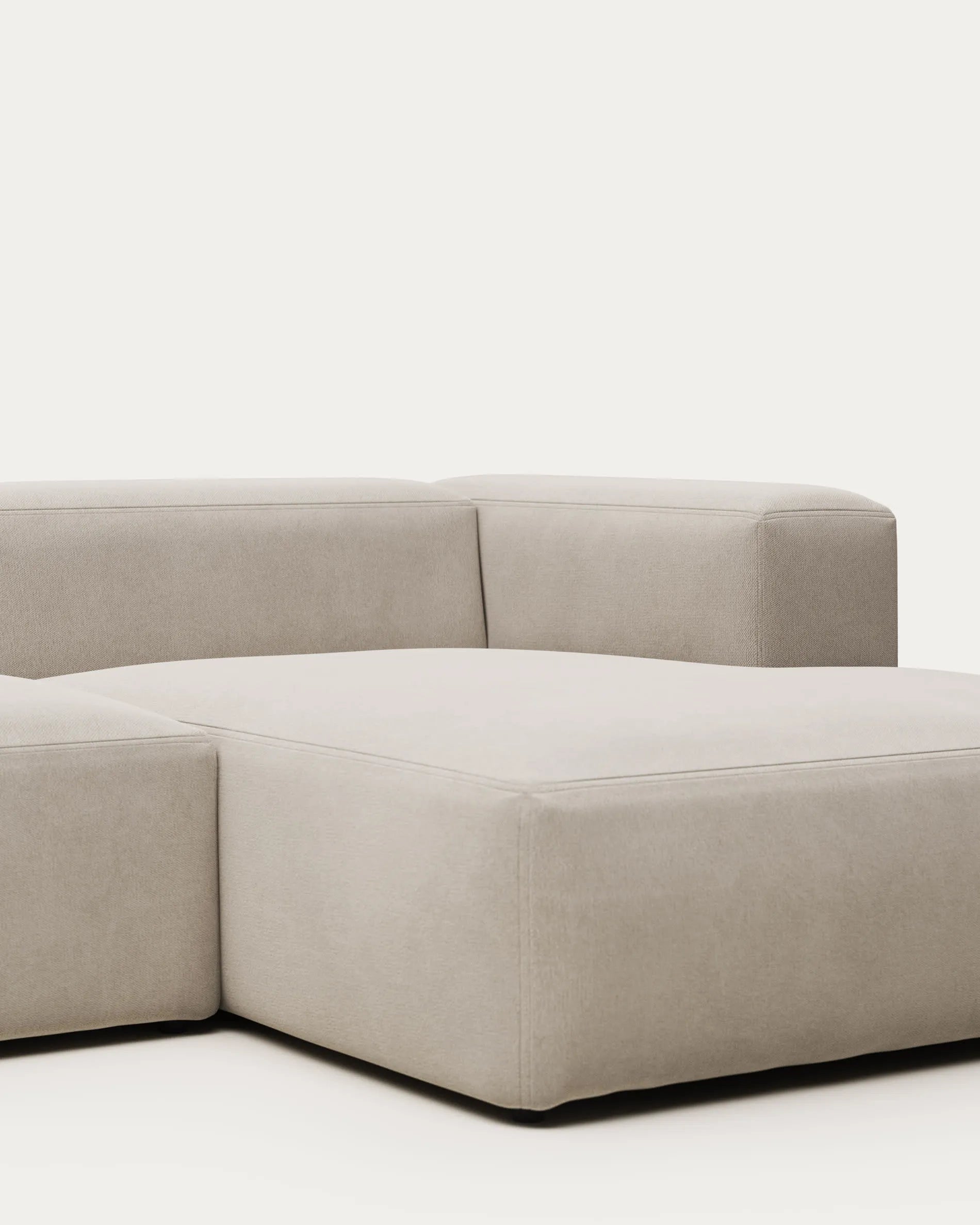 Elegantes 3-Sitzer Sofa mit rechter Chaiselongue in Beige, 300 cm breit, aus nachhaltigem Holz, ideal für stilvolle Entspannung.