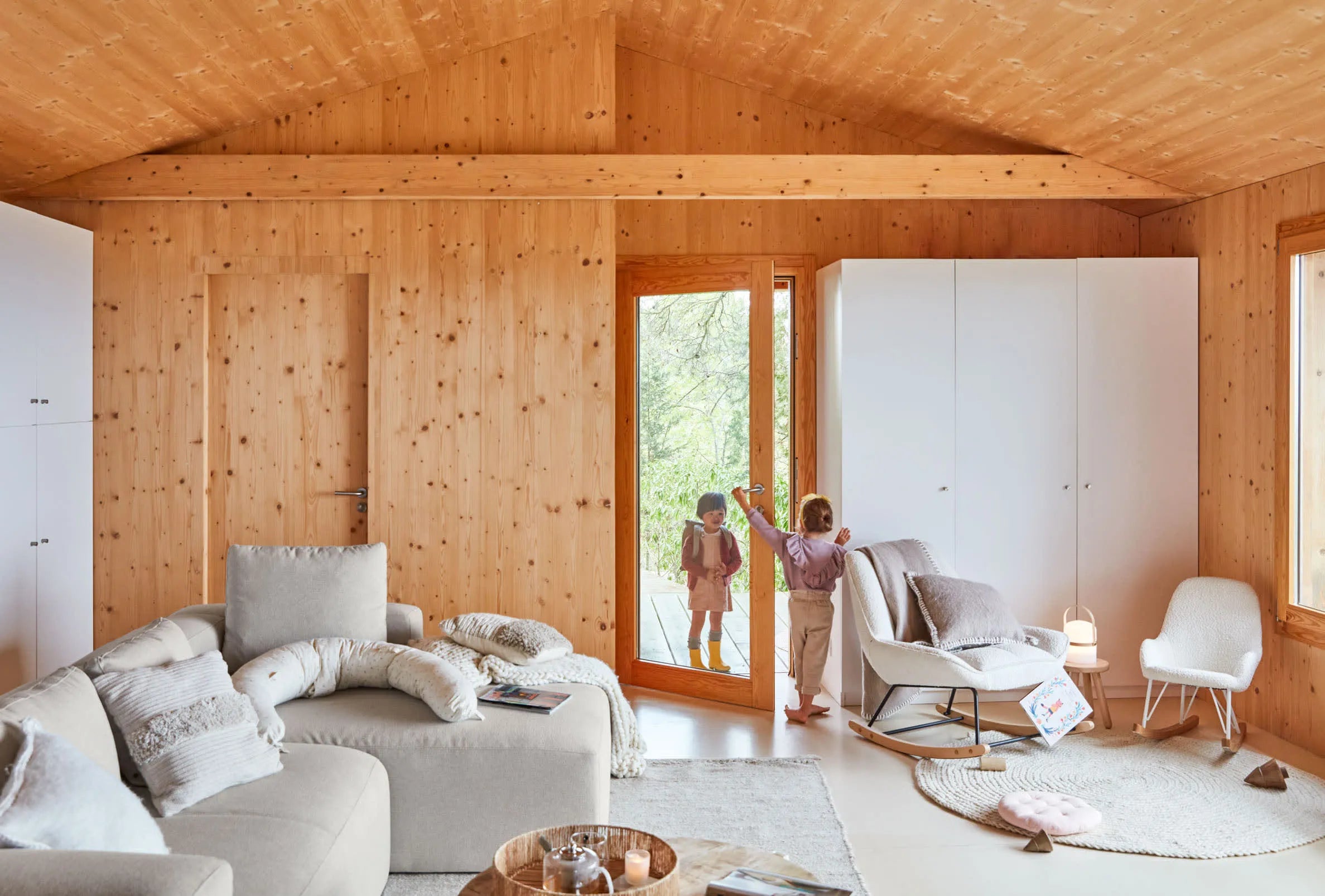Elegantes 3-Sitzer Sofa mit rechter Chaiselongue in Beige, 300 cm breit, aus nachhaltigem Holz, ideal für stilvolle Entspannung.