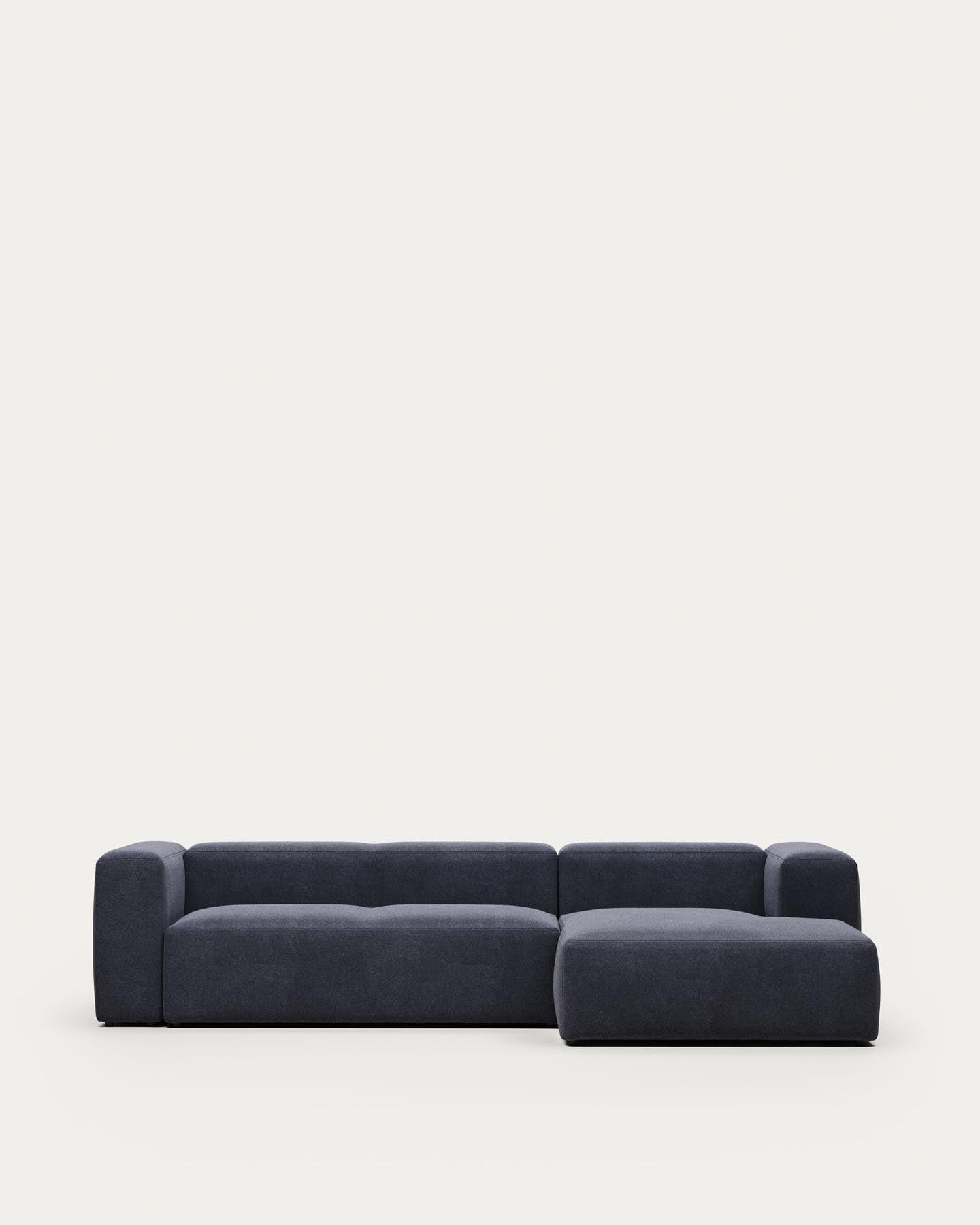 3-Sitzer-Sofa Blok mit Chaiselongue rechts, schwer entflammbar mit blauer Chenille, 300 cm in Blau präsentiert im Onlineshop von KAQTU Design AG. 3er Sofa ist von Kave Home