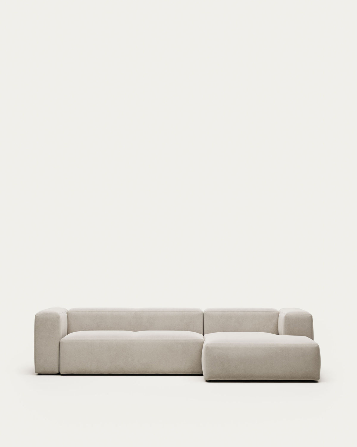 3-Sitzer-Sofa Blok mit Chaiselongue rechts, schwer entflammbar mit weisser Chenille, 300 cm in Natur präsentiert im Onlineshop von KAQTU Design AG. 3er Sofa ist von Kave Home