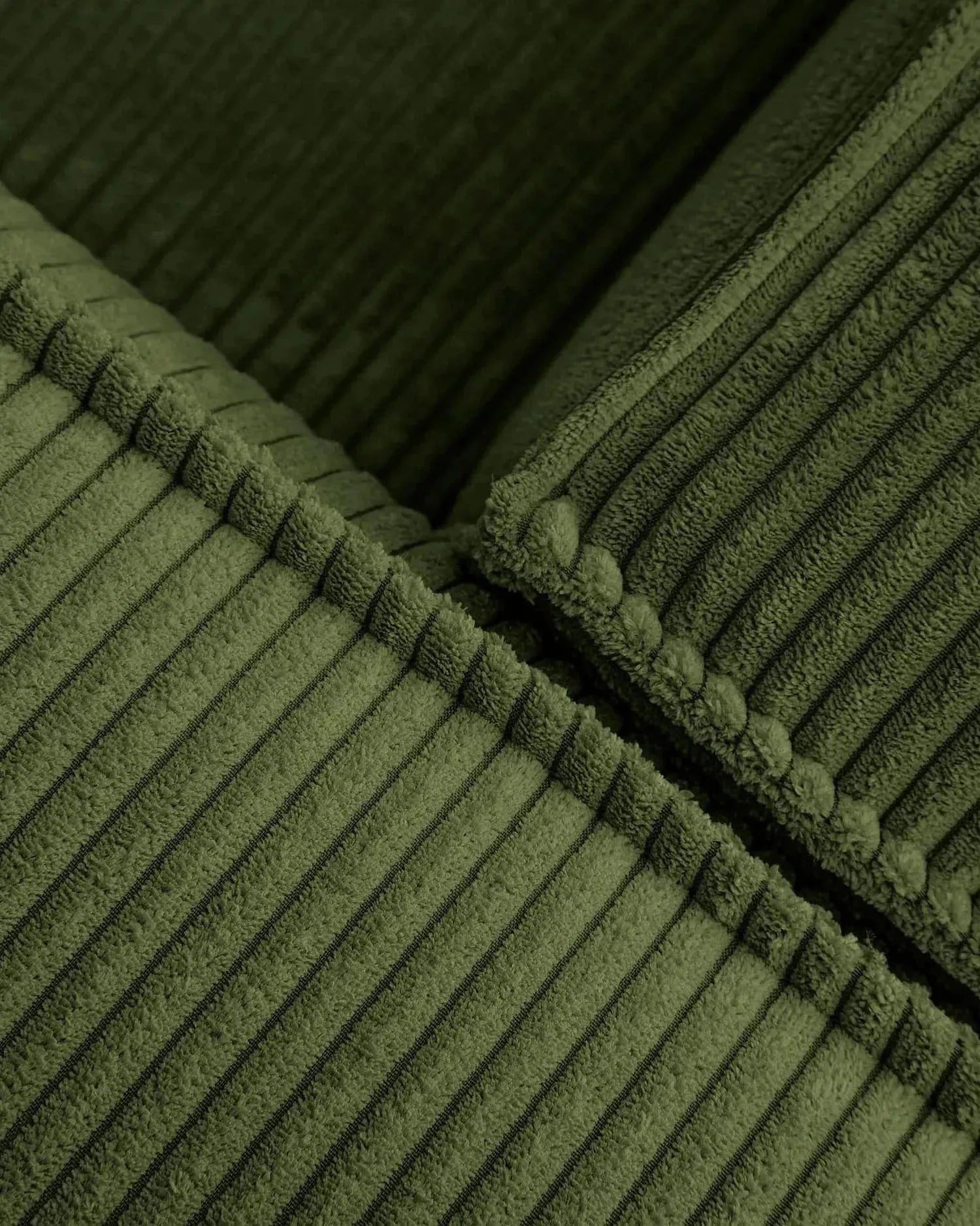 Das grüne Blok 3-Sitzer-Sofa mit rechter Chaiselongue (300 cm) aus breitem Cord bietet Stil und Nachhaltigkeit.