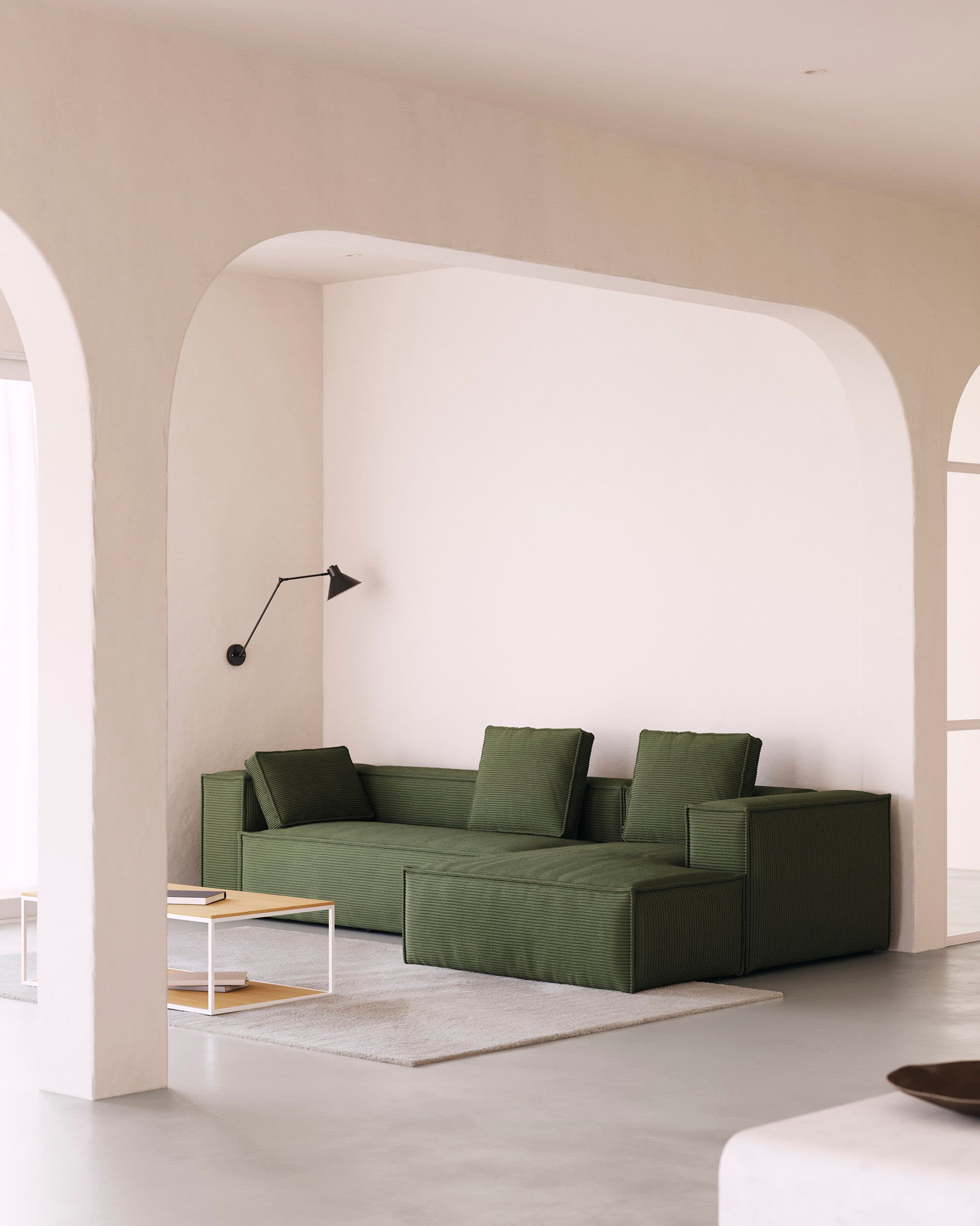 Das grüne Blok 3-Sitzer-Sofa mit Chaiselongue rechts aus breitem Cord, 300 cm, FSC-zertifiziert, vereint Stil und Komfort.