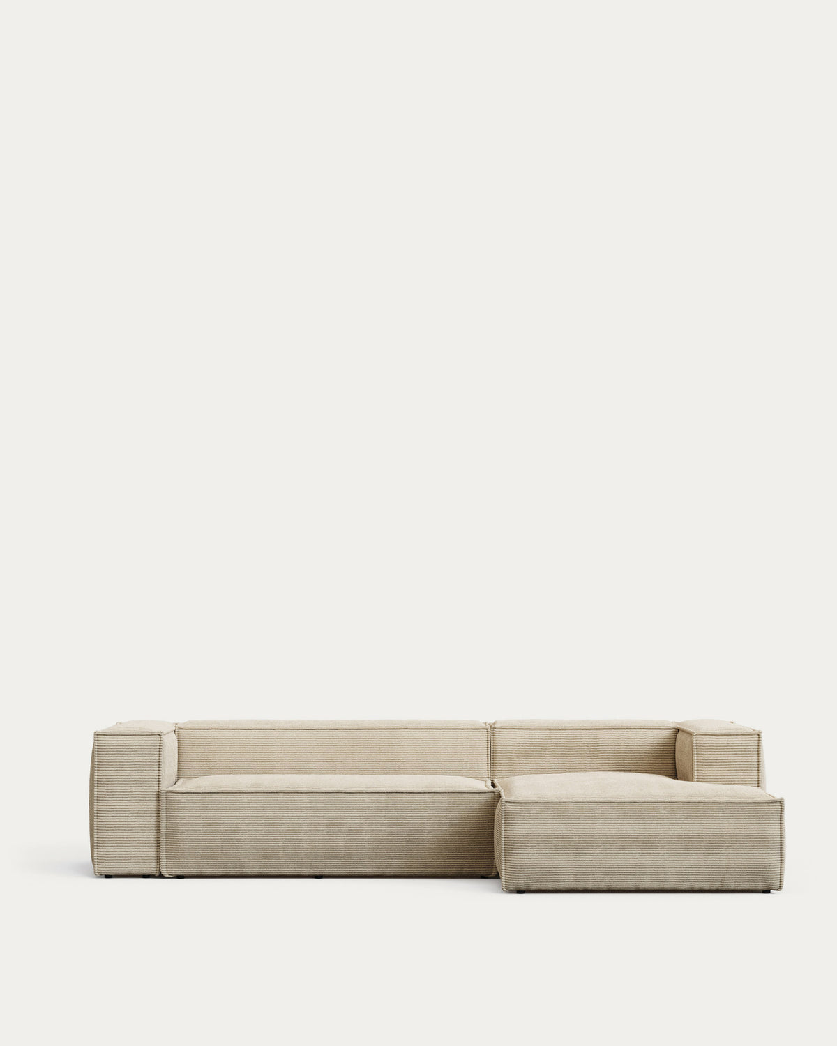 3-Sitzer-Sofa Blok mit dickem Cord in Naturfarbe und Chaiselongue rechts 300 cm FSC Mix Credit in Ecru präsentiert im Onlineshop von KAQTU Design AG. 3er Sofa ist von Kave Home