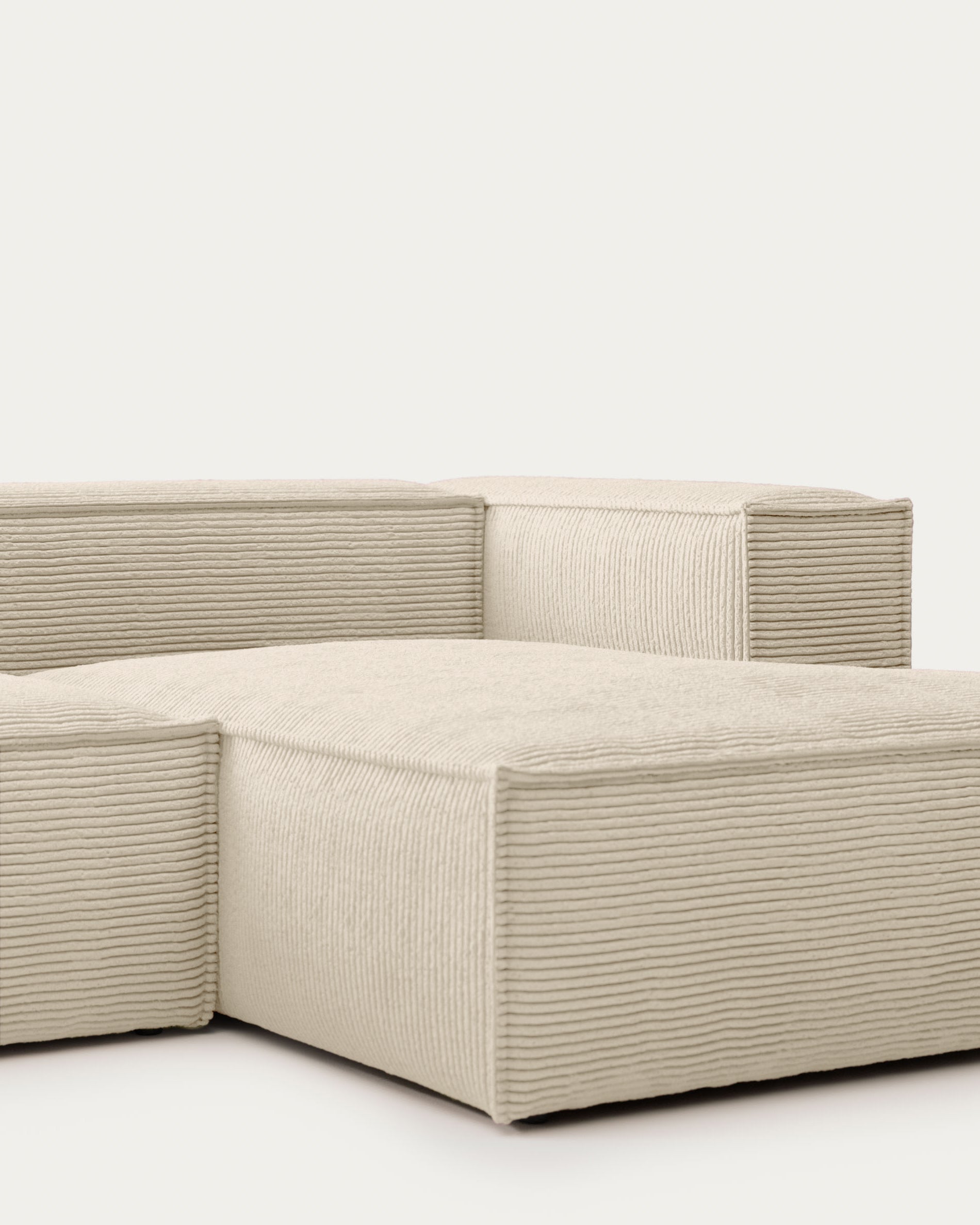 Stilvolles 3-Sitzer-Sofa Blok in sanfter Naturfarbe, ausgestattet mit einer praktischen Chaiselongue auf der rechten Seite, aus hochwertigem Cord.