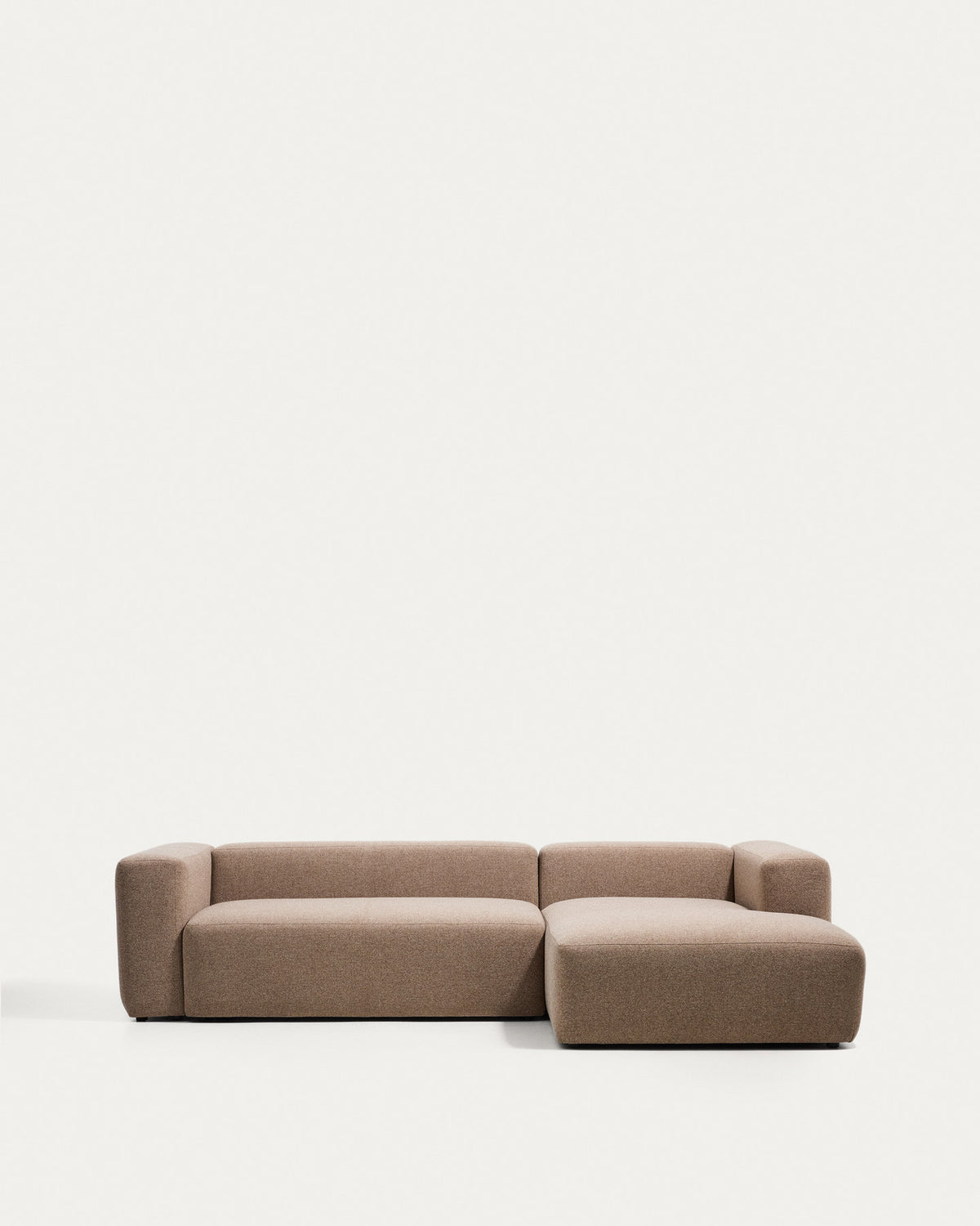 3-Sitzer-Sofa Blok mit Chaiselongue rechts in brauner Chenille, 300 cm, FSC Mix Credit in Taupe präsentiert im Onlineshop von KAQTU Design AG. L-Sofa rechts ist von Kave Home