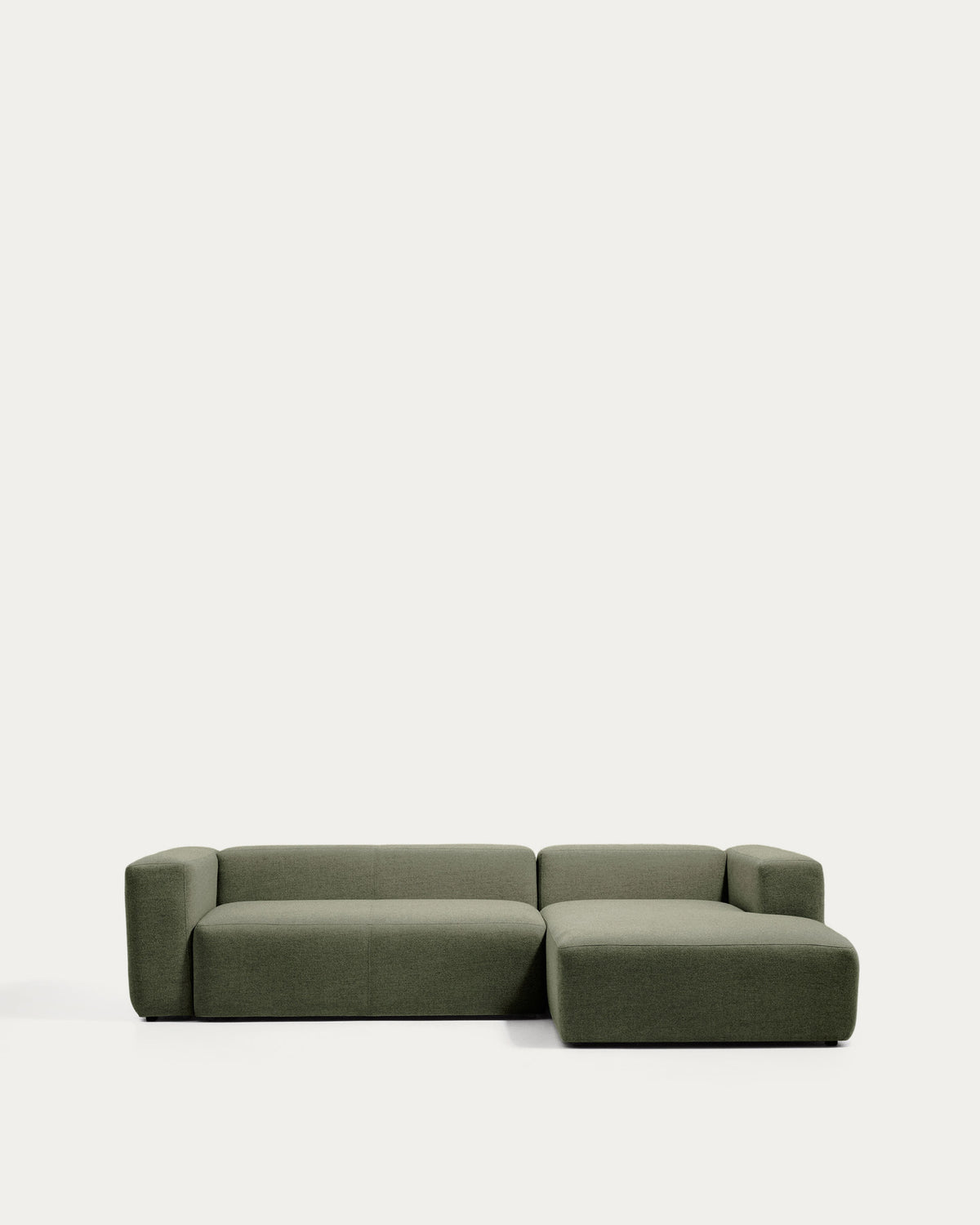 3-Sitzer-Sofa Blok mit Chaiselongue rechts in moosgrüner Chenille, 300 cm, FSC Mix Credit in Dunkelgrün präsentiert im Onlineshop von KAQTU Design AG. L-Sofa rechts ist von Kave Home