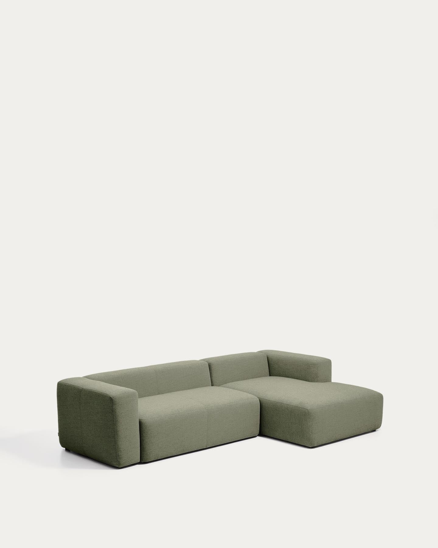 3-Sitzer-Sofa Blok mit Chaiselongue rechts in moosgrüner Chenille, 300 cm, FSC Mix Credit in Dunkelgrün präsentiert im Onlineshop von KAQTU Design AG. L-Sofa rechts ist von Kave Home