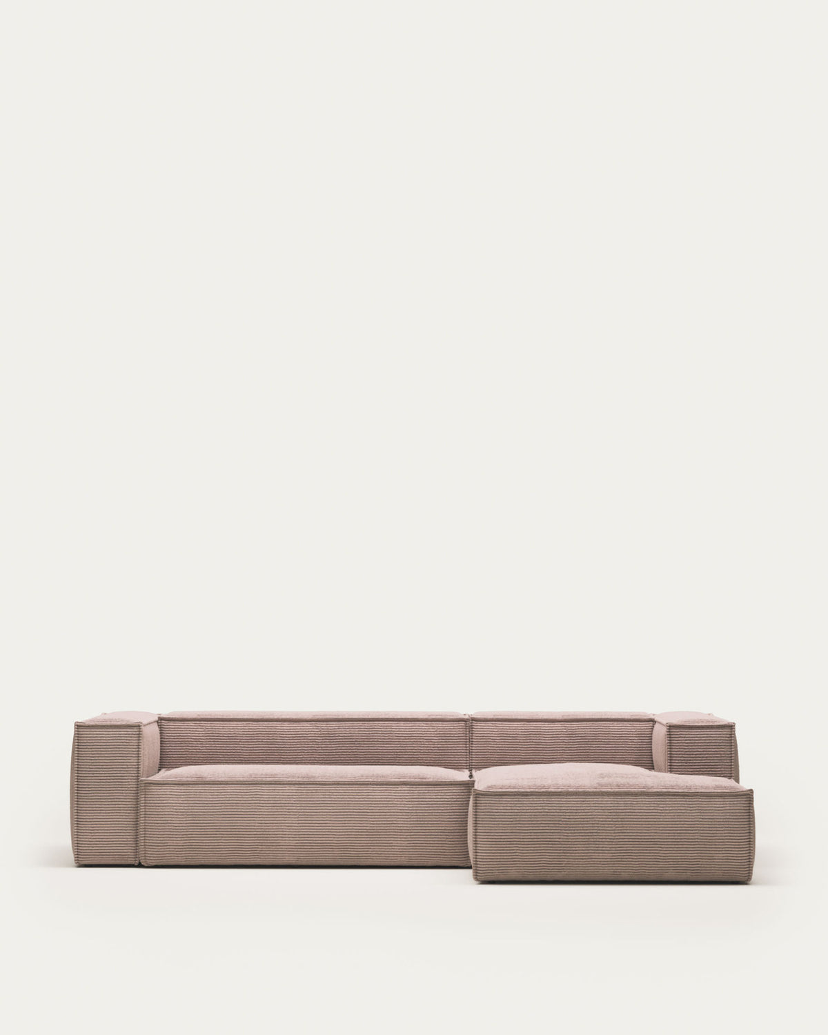 3-Sitzer-Sofa Blok mit Chaiselongue rechts, schwer entflammbar mit dickem, rosafarbenem Cord, 300 cm in Rosa präsentiert im Onlineshop von KAQTU Design AG. 3er Sofa ist von Kave Home