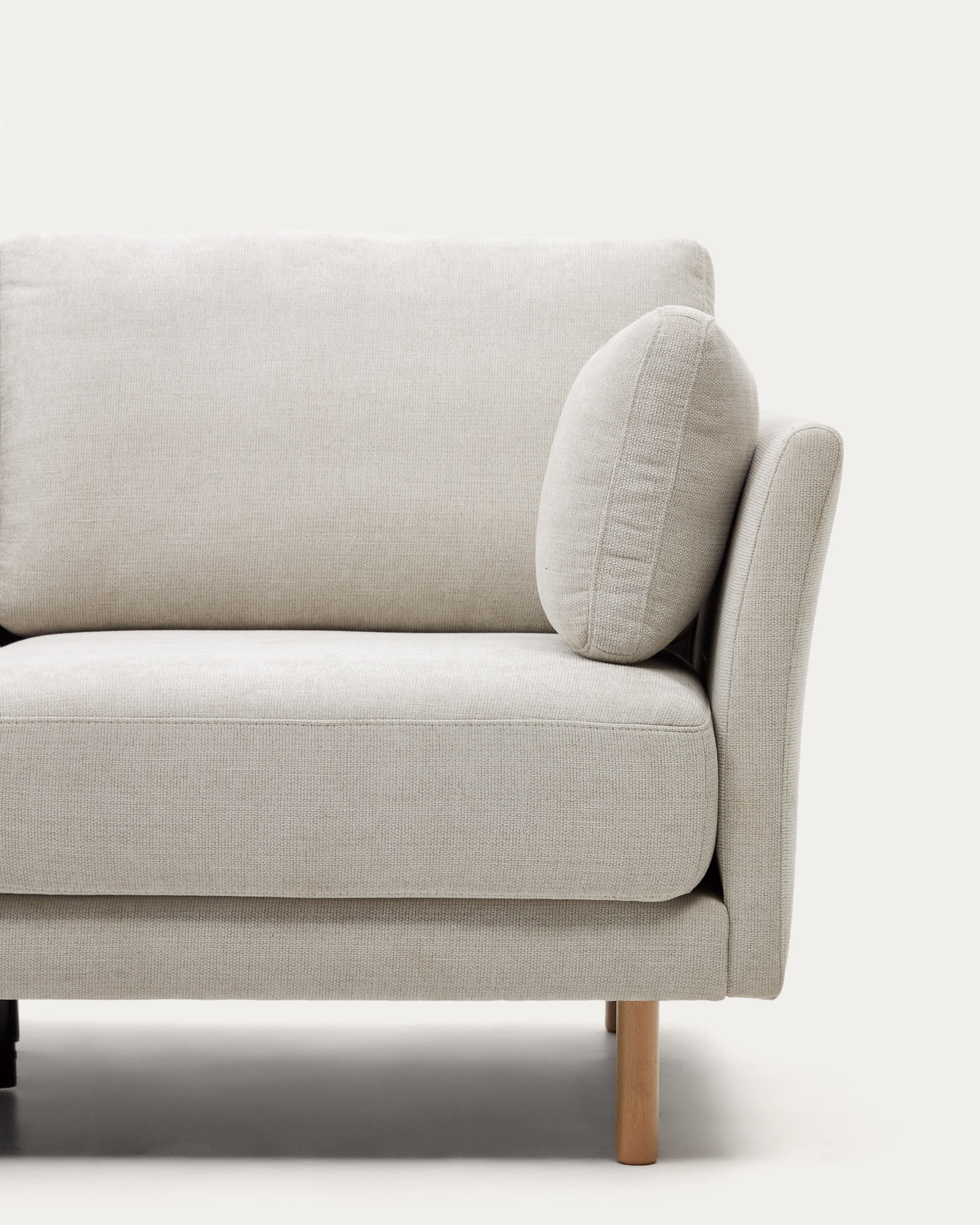 Elegantes 2-Sitzer-Sofa aus perlfarbener Chenille, 170 cm breit, mit natürlichen Holzbeinen, von Kave Home.