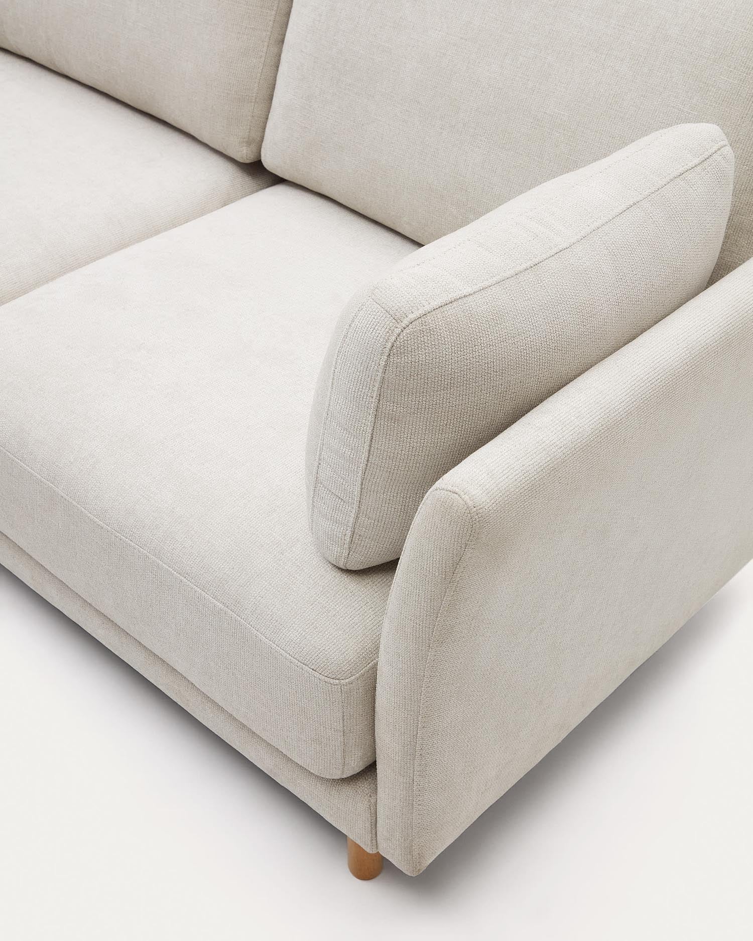 Stilvolles 2-Sitzer-Sofa aus perlfarbener Chenille, 170 cm breit, mit Beinen in natürlichem Holzfinish, von Kave Home.