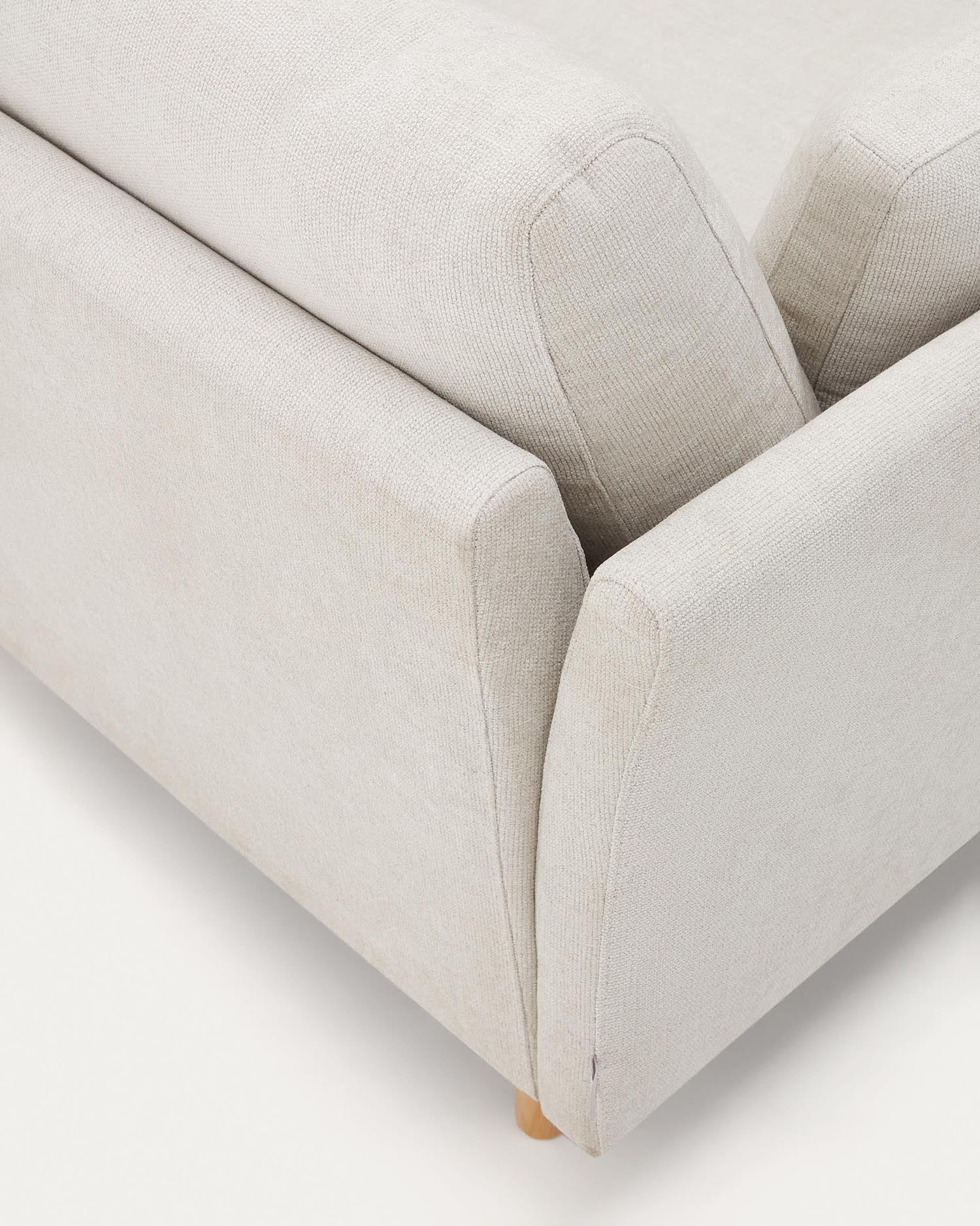 Elegantes 2-Sitzer-Sofa aus weicher Chenille in Perle, mit natürlichen Holzbeinen, 170 cm breit, von Kave Home.