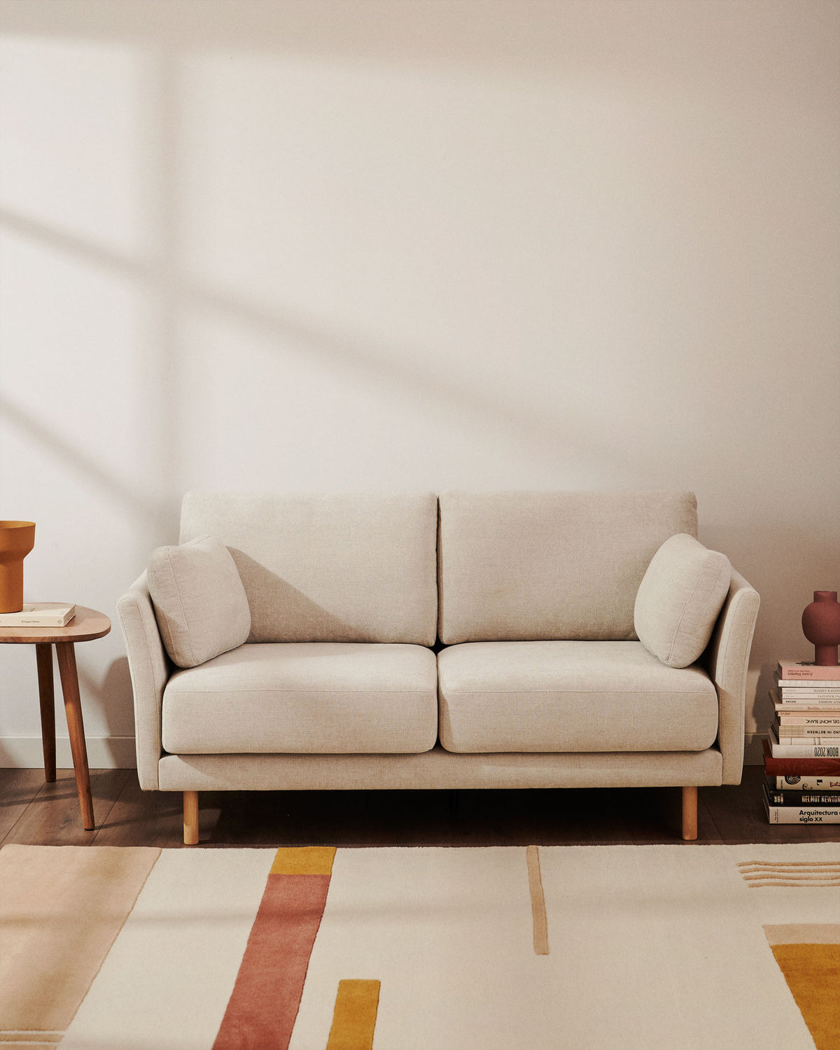 Gilma 2-Sitzer-Sofa aus Chenille in Perle und Beine mit natürlichem Finish 170 cm in Perle präsentiert im Onlineshop von KAQTU Design AG. 2er Sofa ist von Kave Home