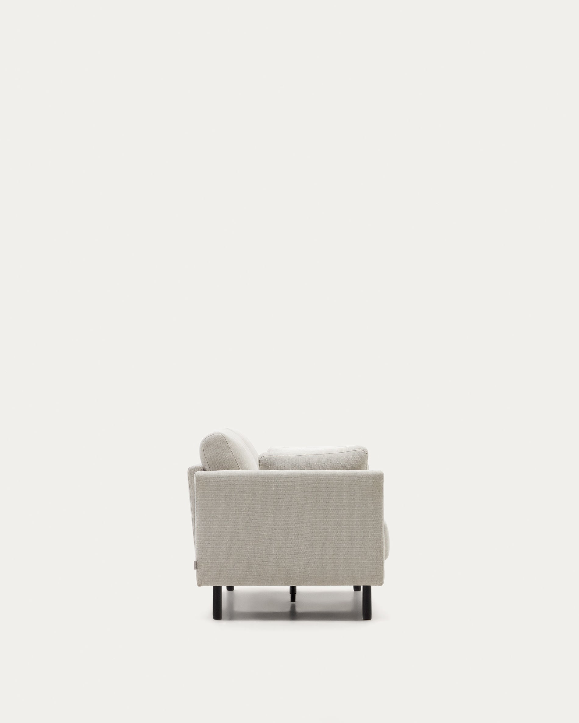 Elegantes 2-Sitzer-Sofa aus weicher Chenille in Perle, mit schwarzen Beinen, 170 cm breit, von Kave Home.