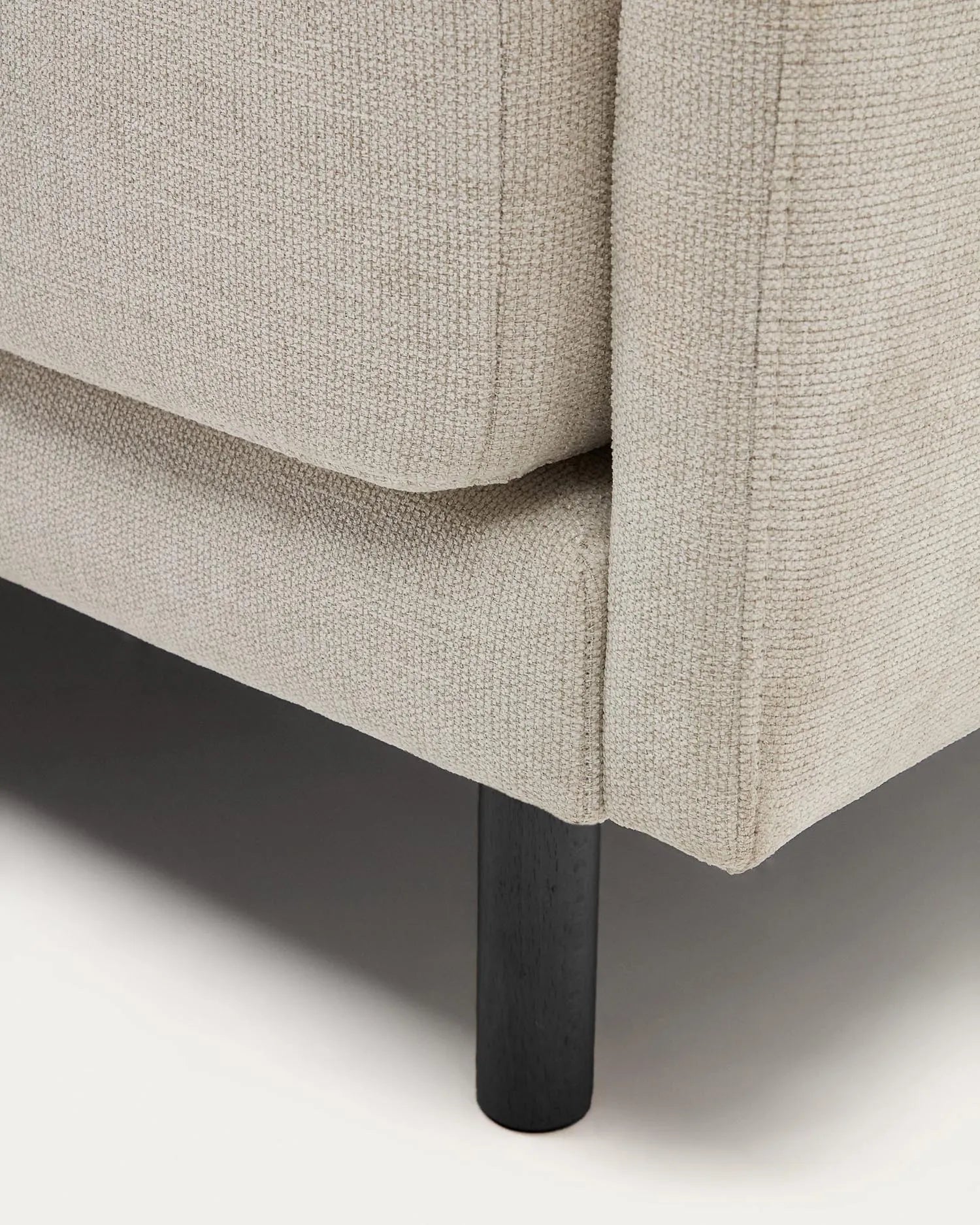 Elegantes 2-Sitzer-Sofa aus perlfarbener Chenille, 170 cm breit, mit schwarzen Beinen, ideal für moderne Wohnräume.