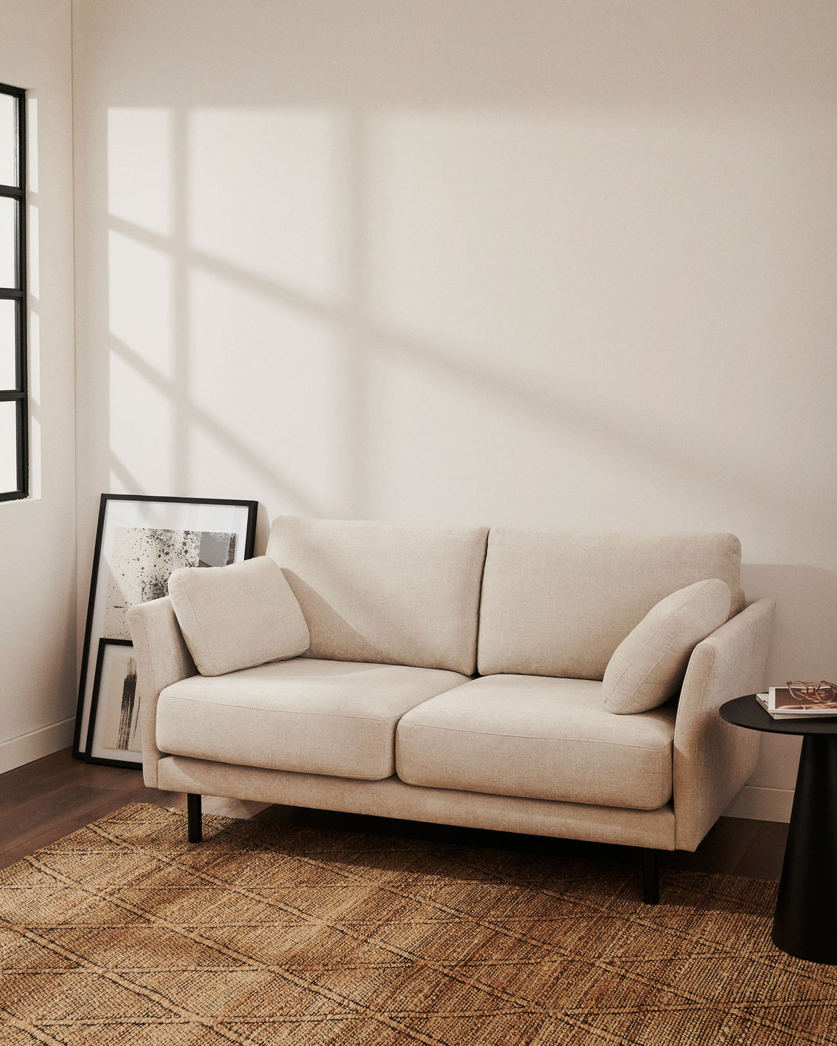 Gilma 2-Sitzer-Sofa aus Chenille in Perle und Beine mit schwarzem Finish 170 cm in Perle präsentiert im Onlineshop von KAQTU Design AG. 2er Sofa ist von Kave Home