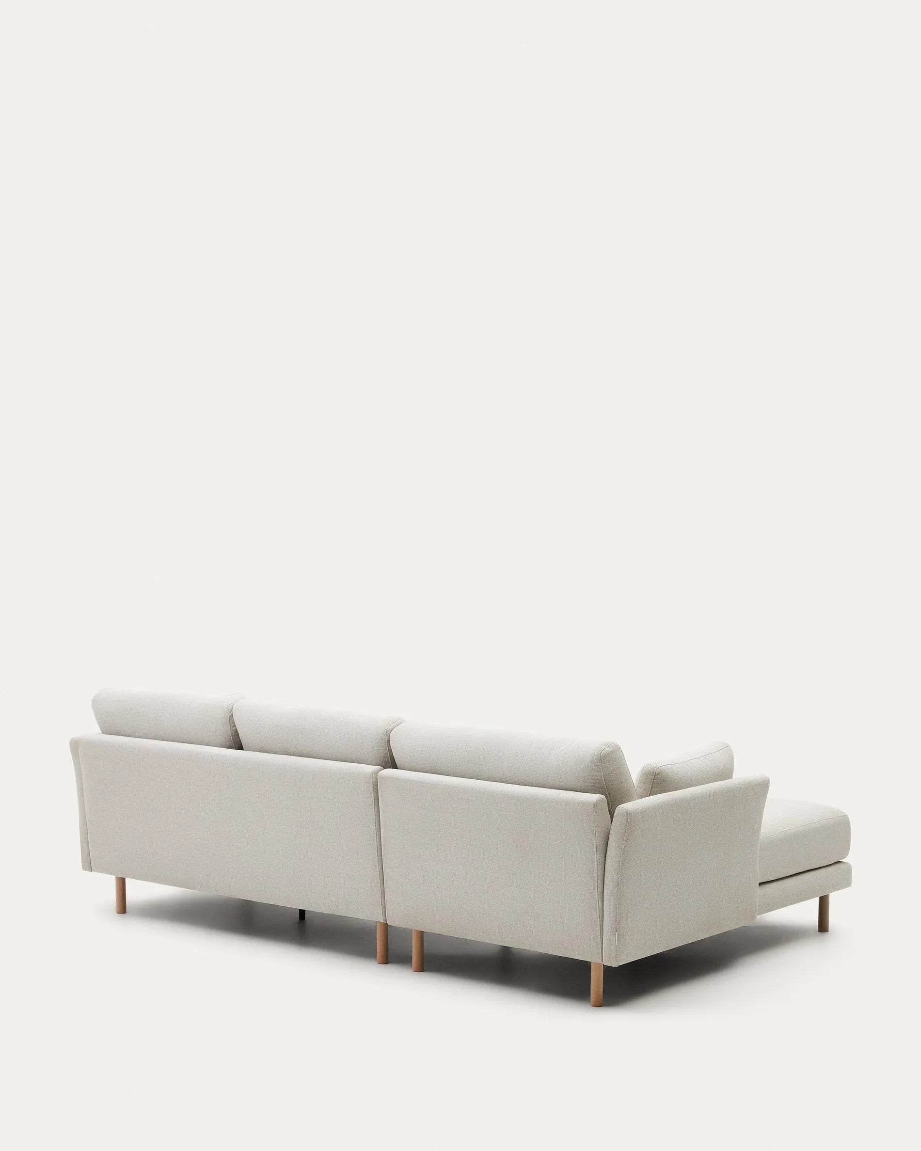 Elegantes 3-Sitzer-Sofa mit Chaiselongue, Chenille-Bezug in Perle, naturfarbene Holzbeine, 260 cm breit.