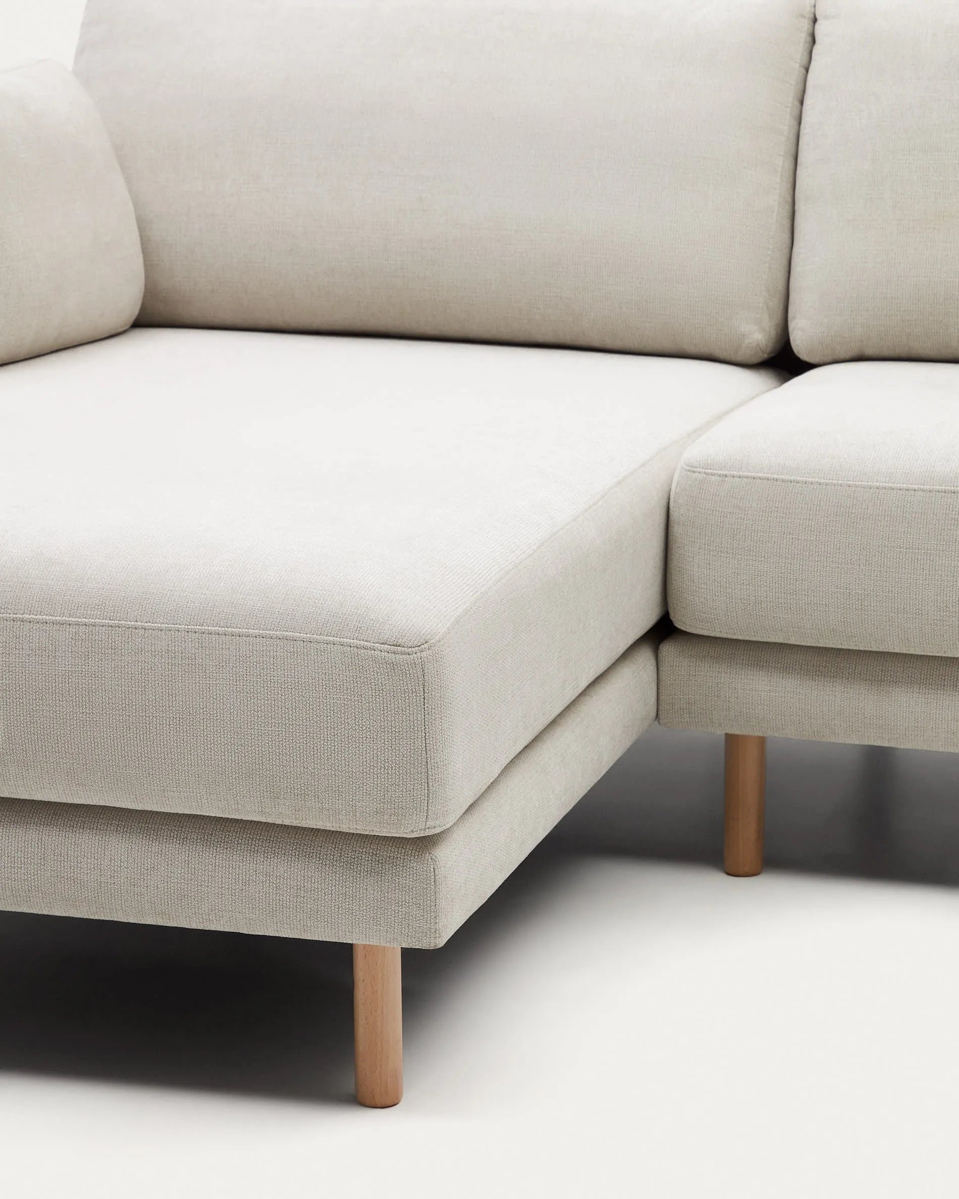 Elegantes 3-Sitzer-Sofa mit Chaiselongue, Chenille-Bezug in Perle, naturfarbene Holzbeine, 260 cm breit.