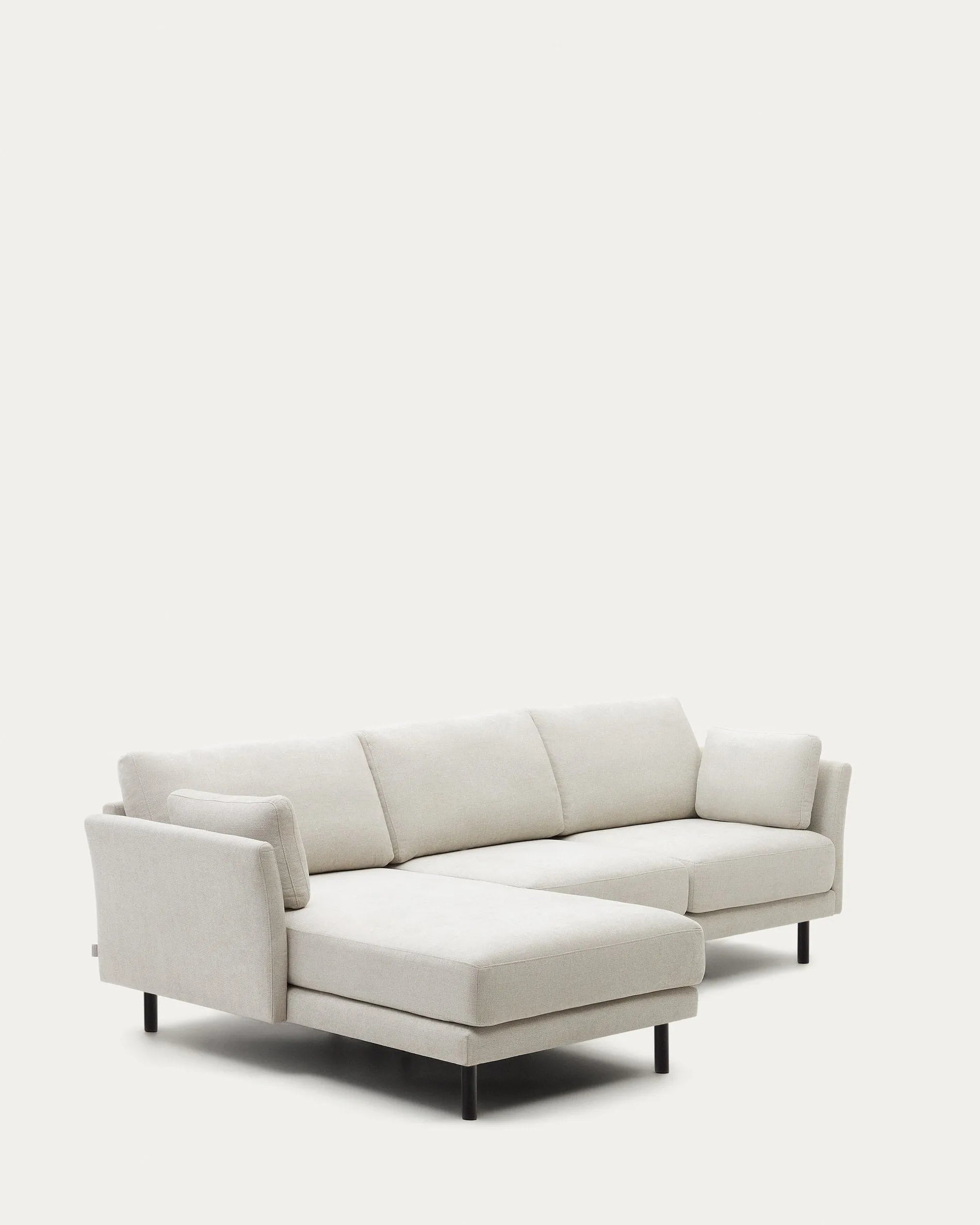 Das Gilma 3-Sitzer Sofa von Kave Home kombiniert eleganten Chenille-Stoff, eine flexible Chaiselongue und schwarze Beine, 260 cm breit.