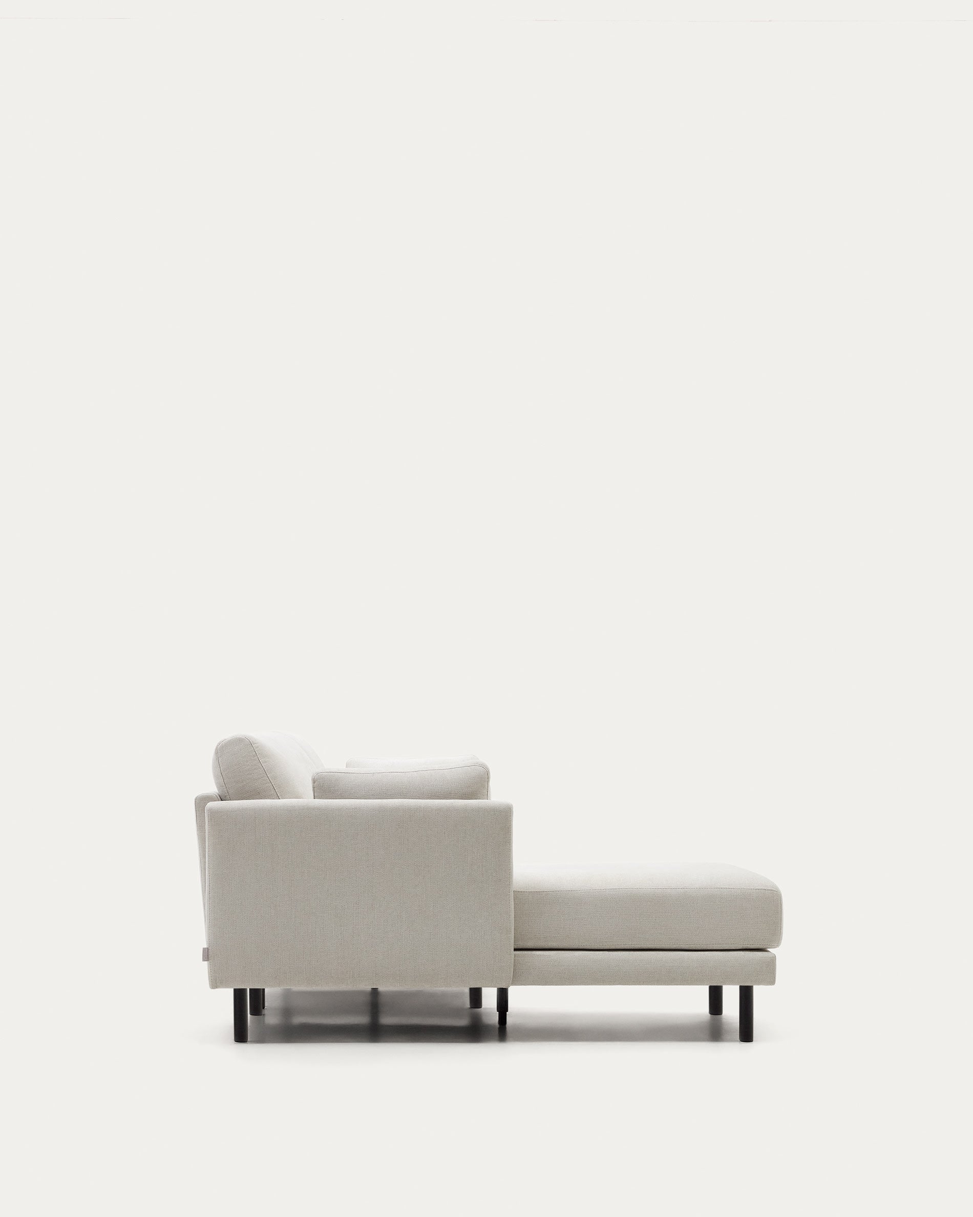 Das Gilma Sofa: 3-Sitzer mit umstellbarer Chaiselongue, Chenille-Stoff in Perle, schwarze Beine, 260 cm, von Kave Home.