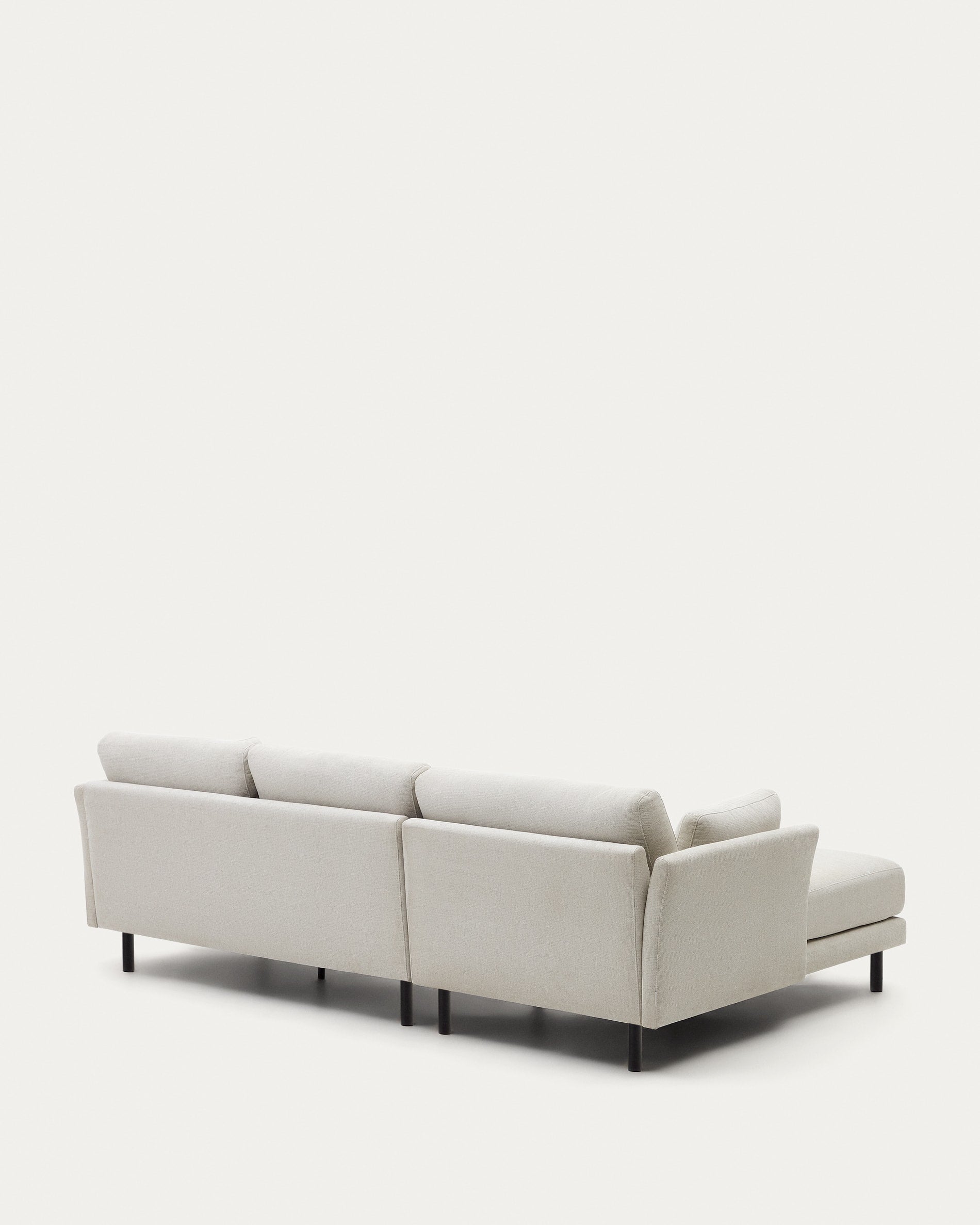 Das Gilma Sofa: Stilvolles 3-Sitzer Sofa mit variabler Chaiselongue, perlenfarbener Chenille-Bezug, schwarze Beine, 260 cm, von Kave Home.
