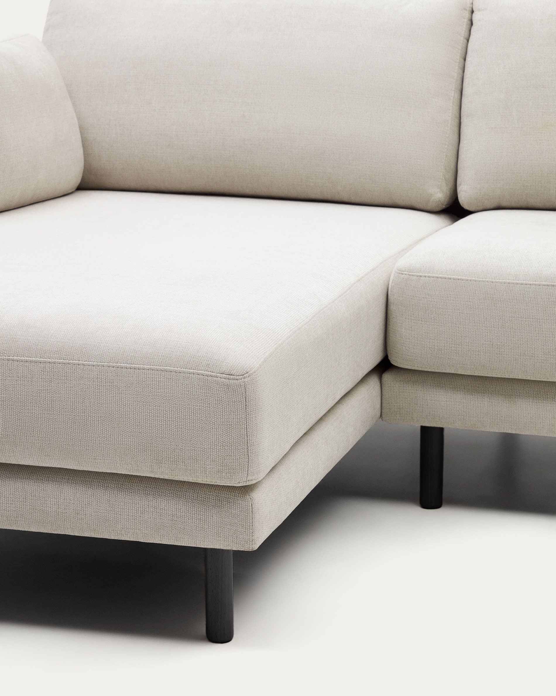 Stilvolles Gilma Sofa mit 3 Sitzen, variabler Chaiselongue, perlenfarbener Chenille-Bezug, schwarze Beine, 260 cm, von Kave Home.