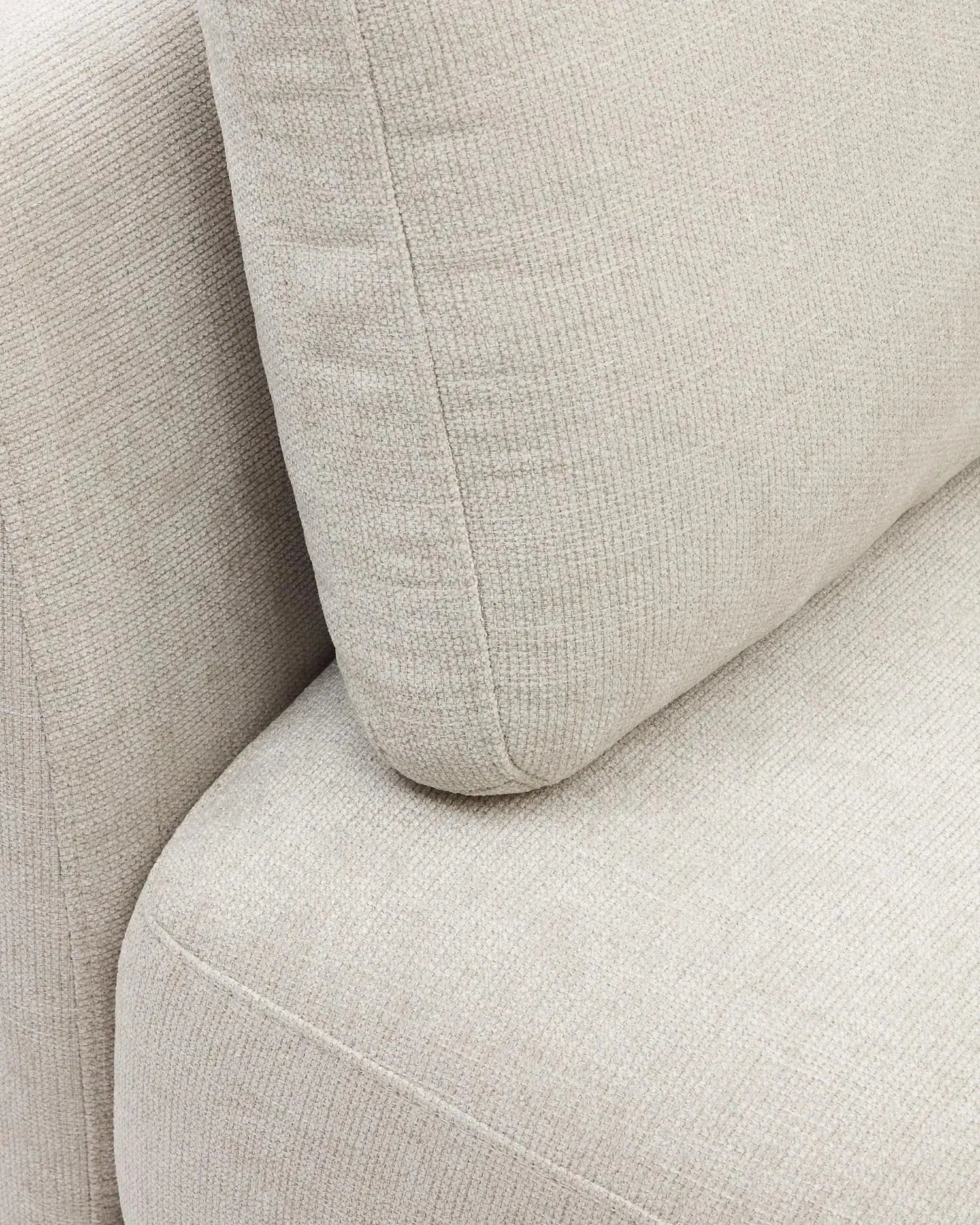 Das Gilma Sofa: Stilvolles 3-Sitzer-Modell mit variabler Chaiselongue, perlenfarbener Chenille und schwarzen Beinen, 260 cm.