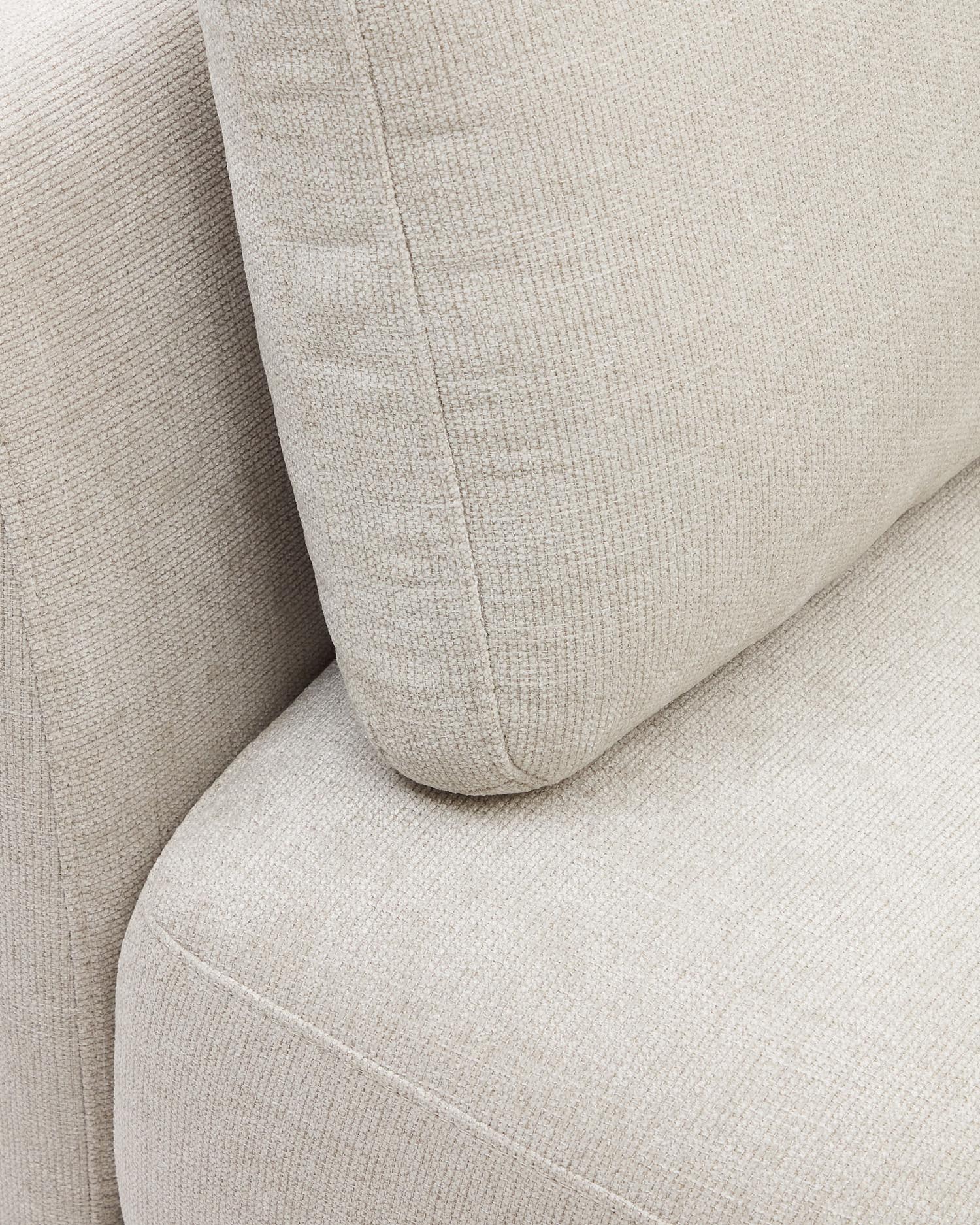 Das Gilma Sofa von Kave Home: 3-Sitzer mit flexibler Chaiselongue, Chenille-Bezug in Perle und schwarzen Beinen, 260 cm breit.