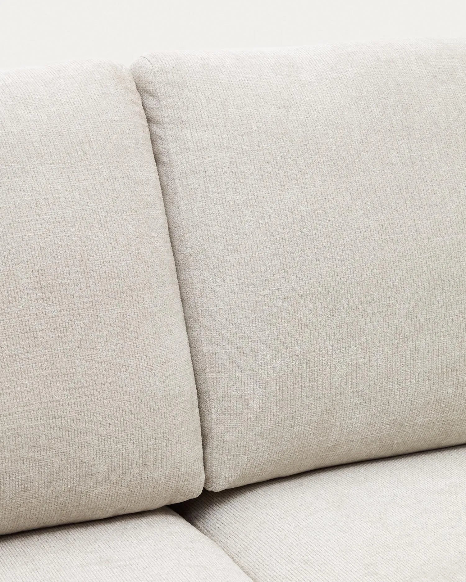 Elegantes Gilma 3-Sitzer Sofa mit flexibler Chaiselongue, perlenfarbener Chenille-Polsterung und schwarzen Beinen, 260 cm breit.