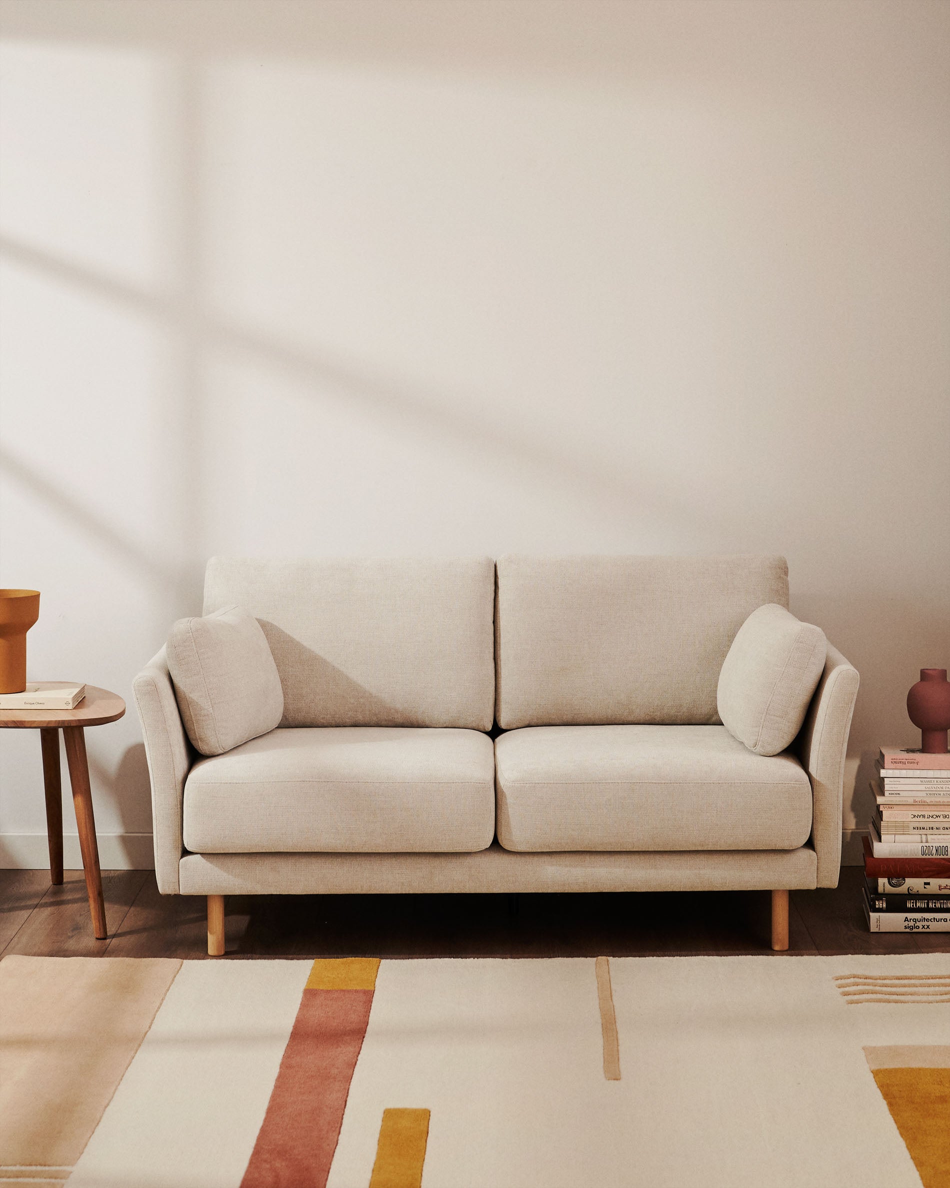 2-Sitzer-Sofa Gilma, schwer entflammbar mit beiger Chenille und Beinen mit naturfarbenem Finish, 170 cm in Beige präsentiert im Onlineshop von KAQTU Design AG. 2er Sofa ist von Kave Home