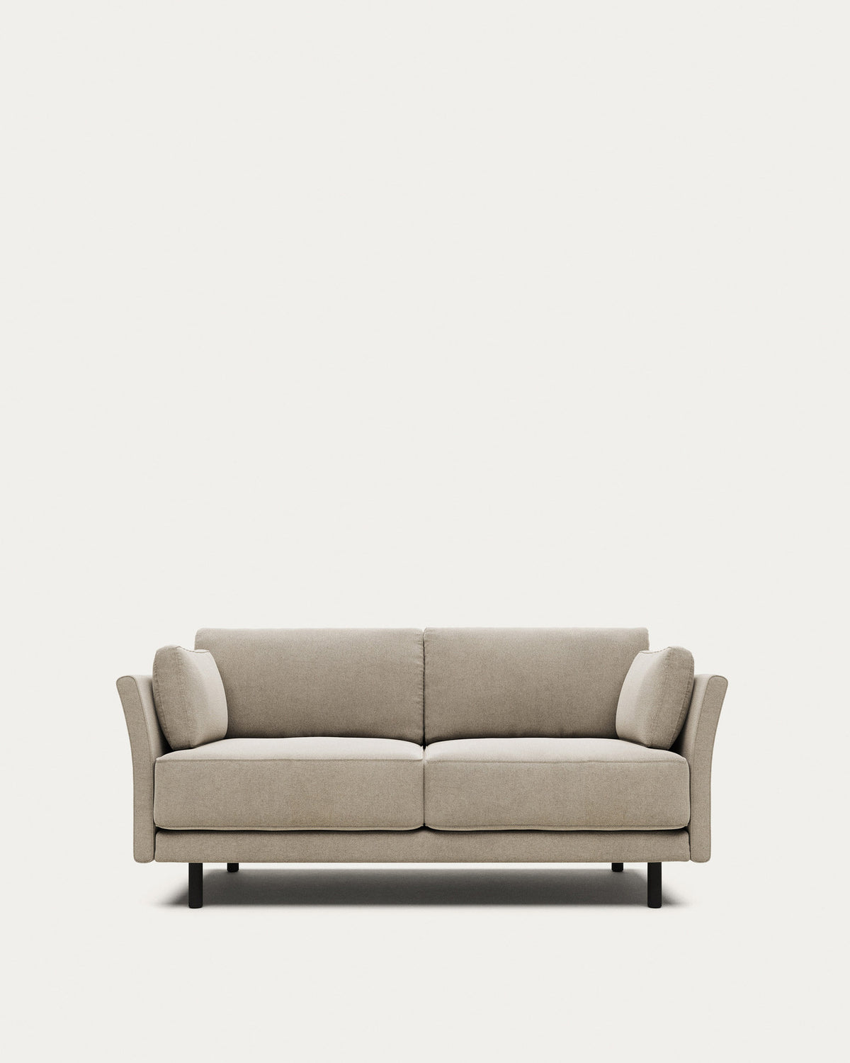 2-Sitzer-Sofa Gilma, schwer entflammbar mit beiger Chenille und Beinen mit schwarzem Finish, 170 cm in Beige präsentiert im Onlineshop von KAQTU Design AG. 2er Sofa ist von Kave Home