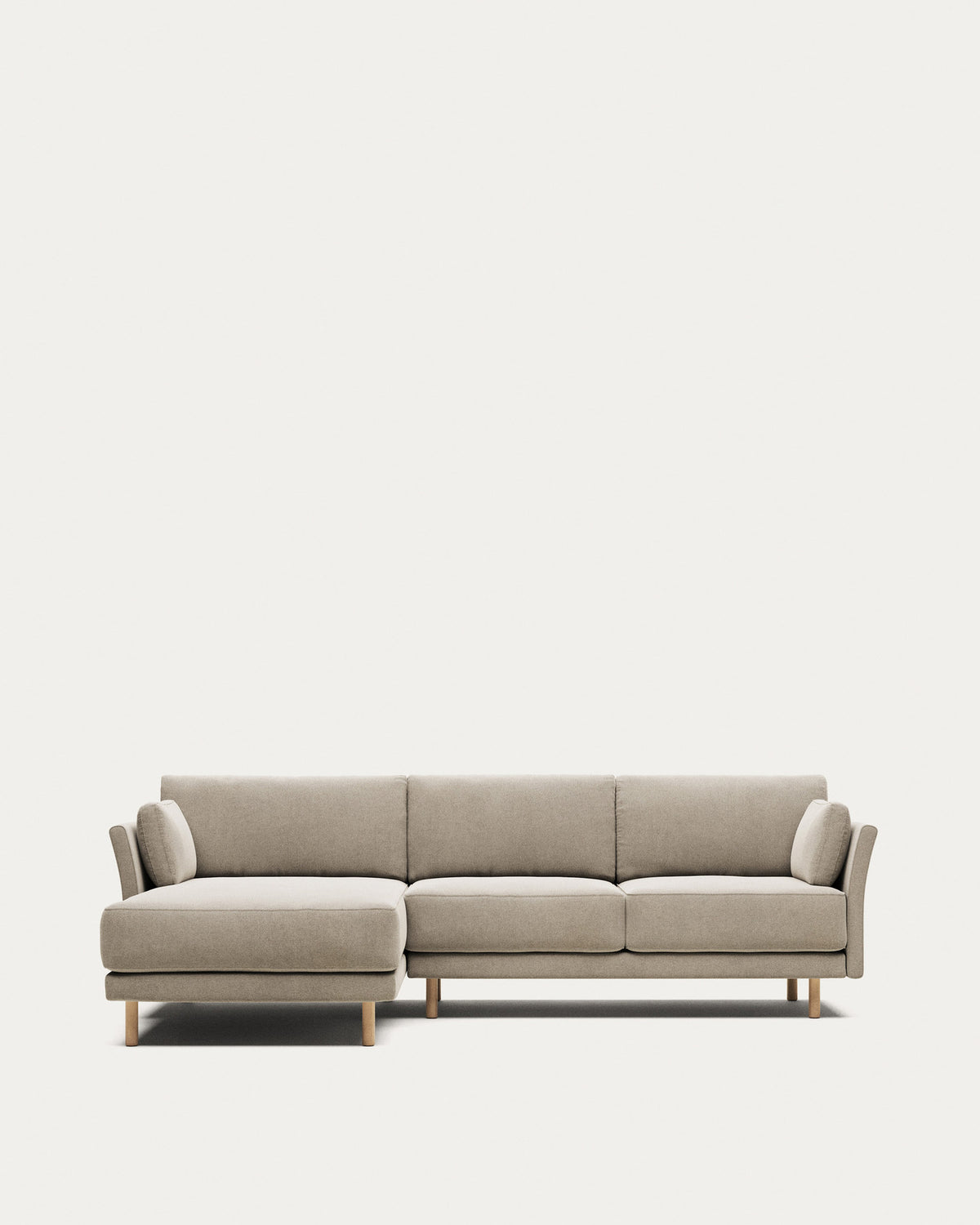 3-Sitzer-Sofa Gilma mit Chaiselongue rechts/links, schwer entflammbar mit beiger Chenille und Beinen mit naturfarbenem Finish, 260 cm in Beige präsentiert im Onlineshop von KAQTU Design AG. 3er Sofa ist von Kave Home