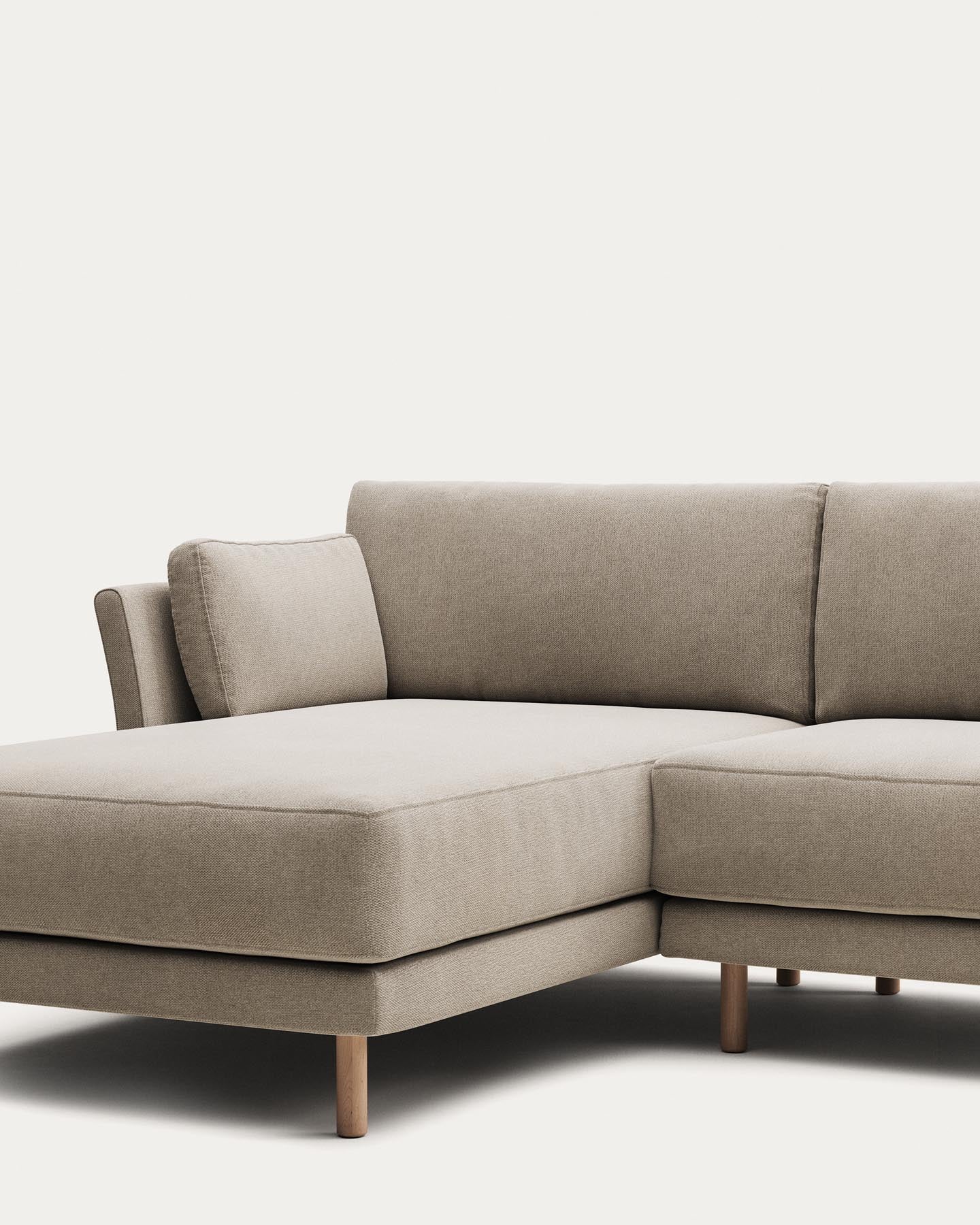 3-Sitzer-Sofa Gilma mit Chaiselongue rechts/links, schwer entflammbar mit beiger Chenille und Beinen mit naturfarbenem Finish, 260 cm in Beige präsentiert im Onlineshop von KAQTU Design AG. 3er Sofa ist von Kave Home