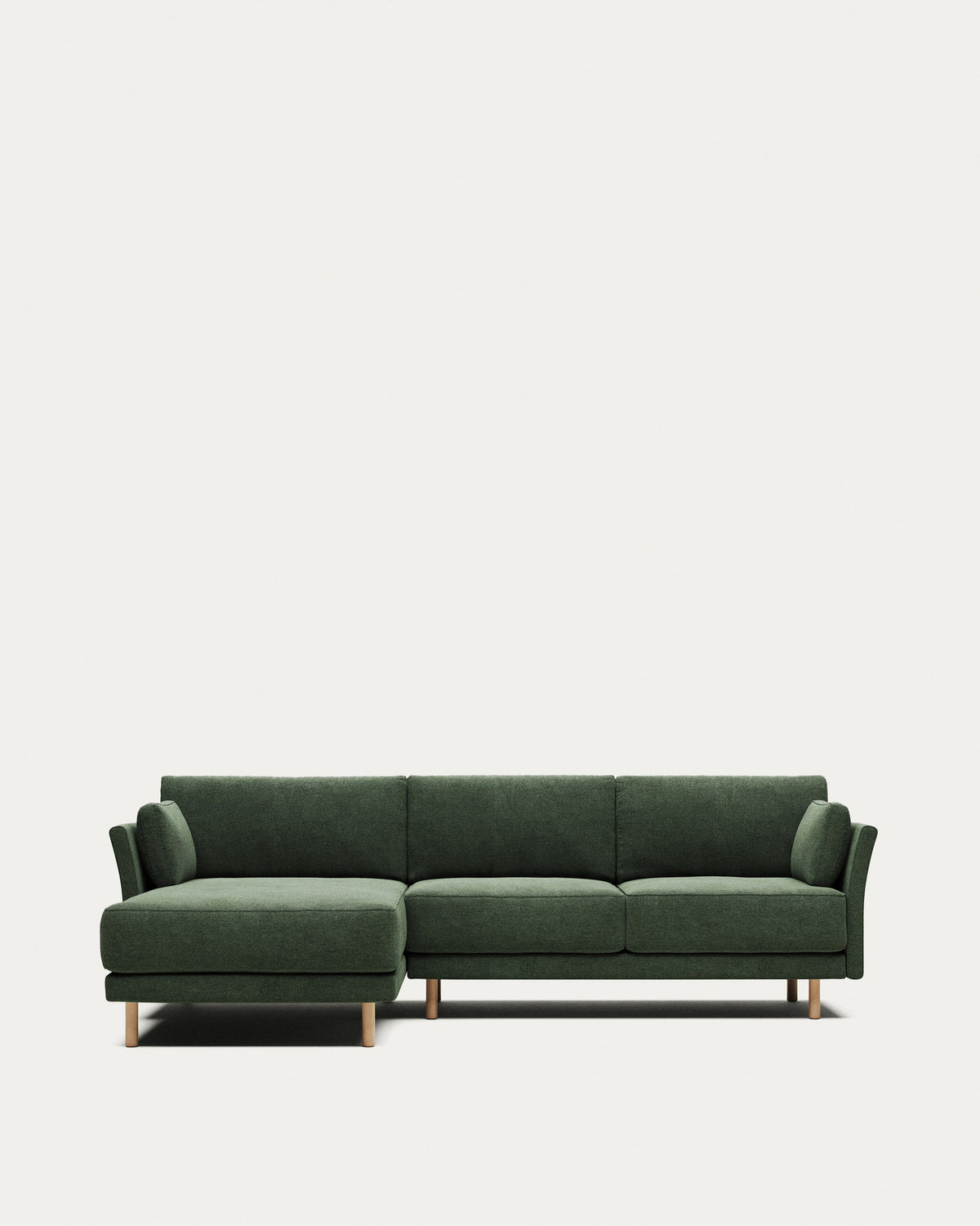 3-Sitzer-Sofa Gilma mit Chaiselongue rechts/links, schwer entflammbar mit grüner Chenille und Beinen mit naturfarbenem Finish, 260 cm in Grün präsentiert im Onlineshop von KAQTU Design AG. 3er Sofa ist von Kave Home