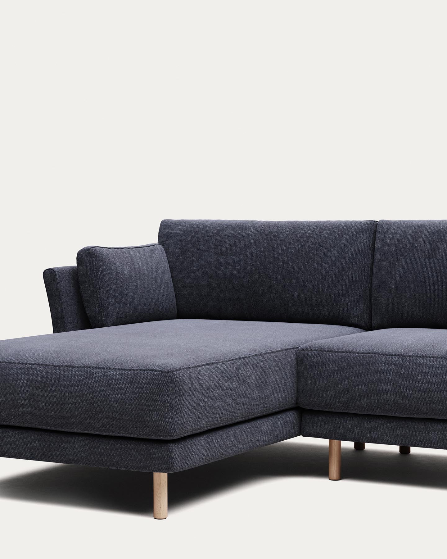 3-Sitzer-Sofa Gilma mit Chaiselongue rechts/links, schwer entflammbar mit blauer Chenille und Beinen mit naturfarbenem Finish, 260 cm in Blau präsentiert im Onlineshop von KAQTU Design AG. 3er Sofa ist von Kave Home
