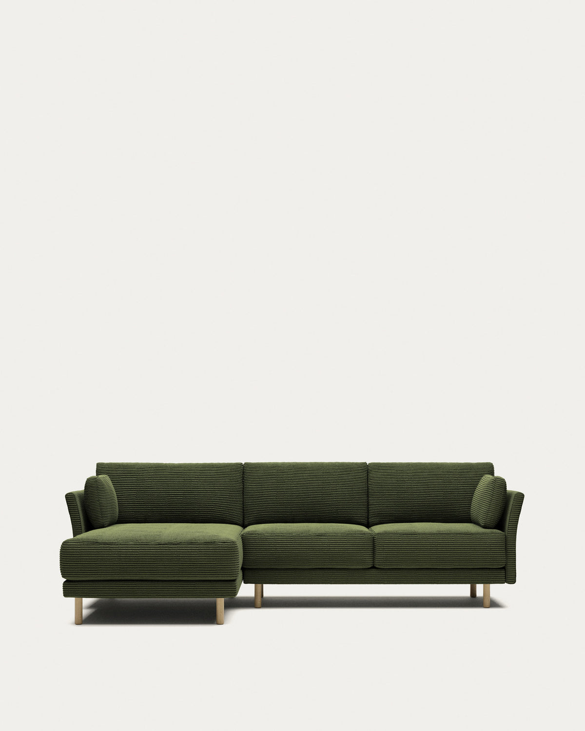 3-Sitzer-Sofa Gilma mit Chaiselongue rechts/links, schwer entflammbar mit dickem, grünem Cord und Beinen mit naturfarbenem Finish, 260 cm in Grün präsentiert im Onlineshop von KAQTU Design AG. 3er Sofa ist von Kave Home