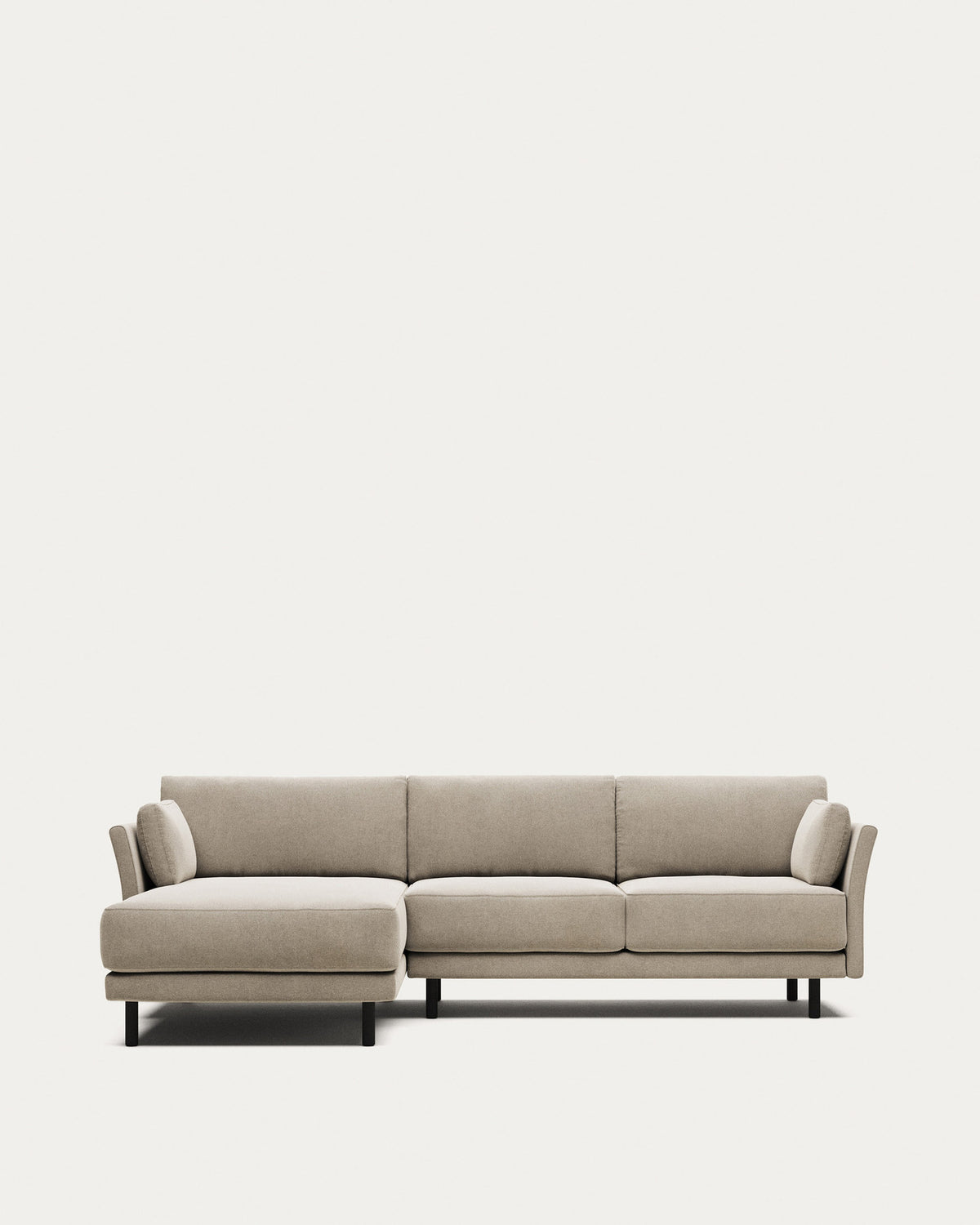 3-Sitzer-Sofa Gilma mit Chaiselongue rechts/links, schwer entflammbar mit beiger Chenille und Beinen mit schwarzem Finish, 260 cm in Beige präsentiert im Onlineshop von KAQTU Design AG. 3er Sofa ist von Kave Home