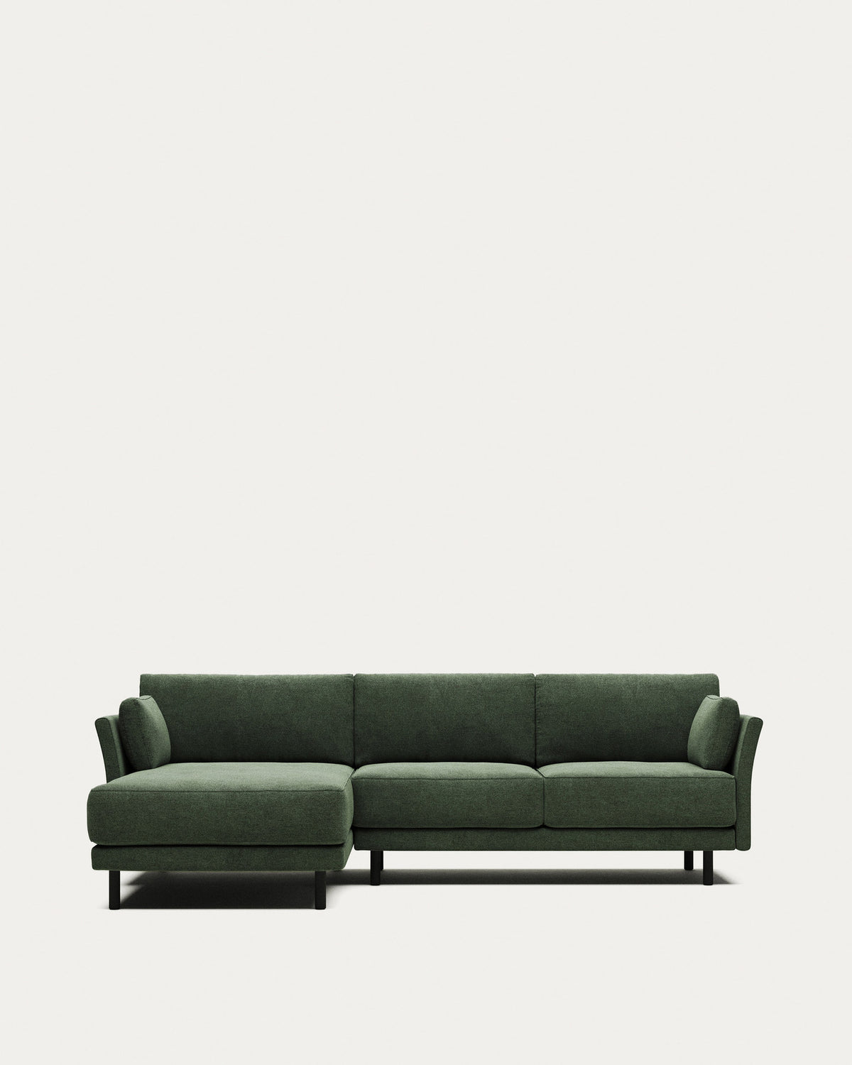 3-Sitzer-Sofa Gilma mit Chaiselongue rechts/links, schwer entflammbar mit grüner Chenille und Beinen mit schwarzem Finish, 260 cm in Grün präsentiert im Onlineshop von KAQTU Design AG. 3er Sofa ist von Kave Home