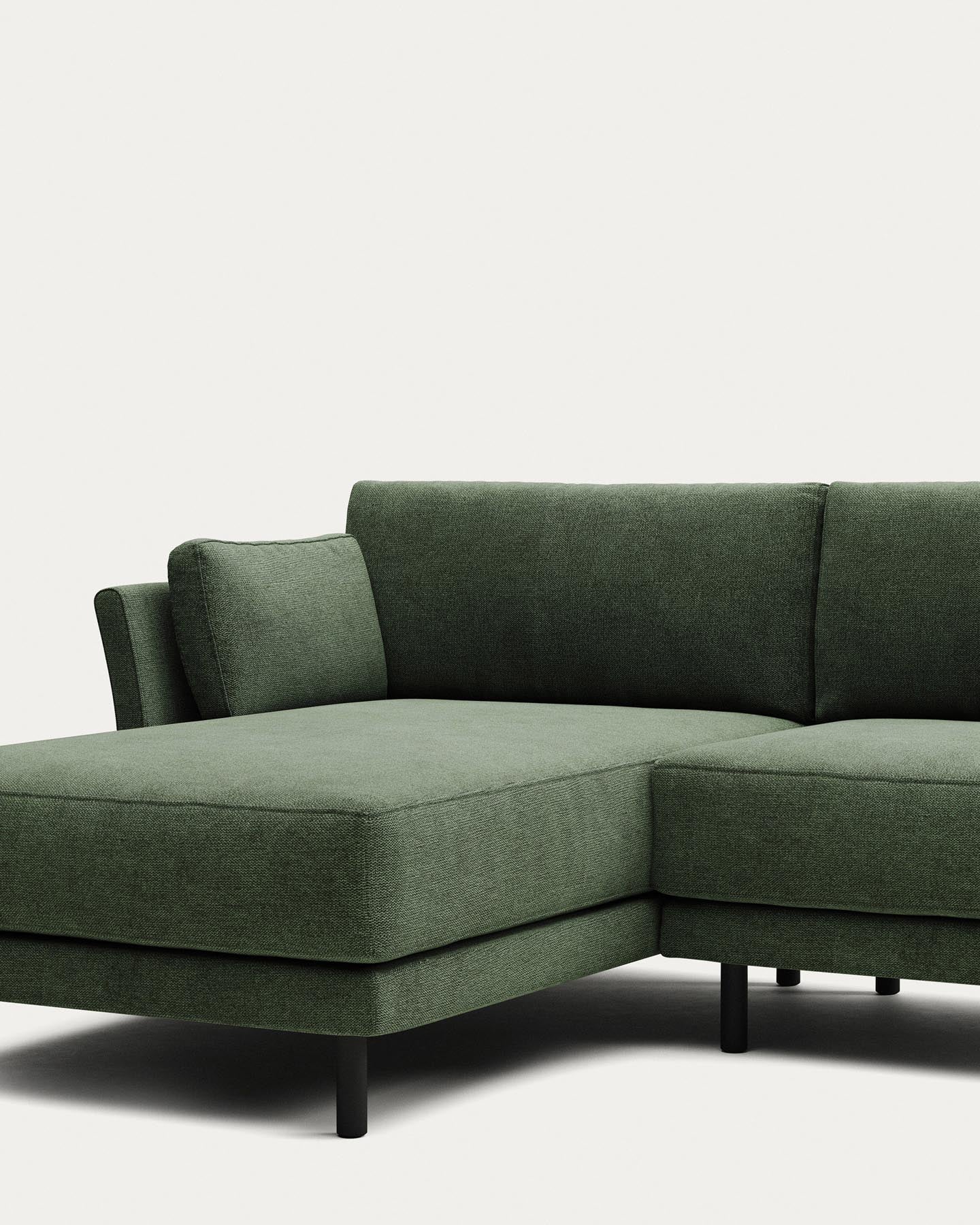 3-Sitzer-Sofa Gilma mit Chaiselongue rechts/links, schwer entflammbar mit grüner Chenille und Beinen mit schwarzem Finish, 260 cm in Grün präsentiert im Onlineshop von KAQTU Design AG. 3er Sofa ist von Kave Home