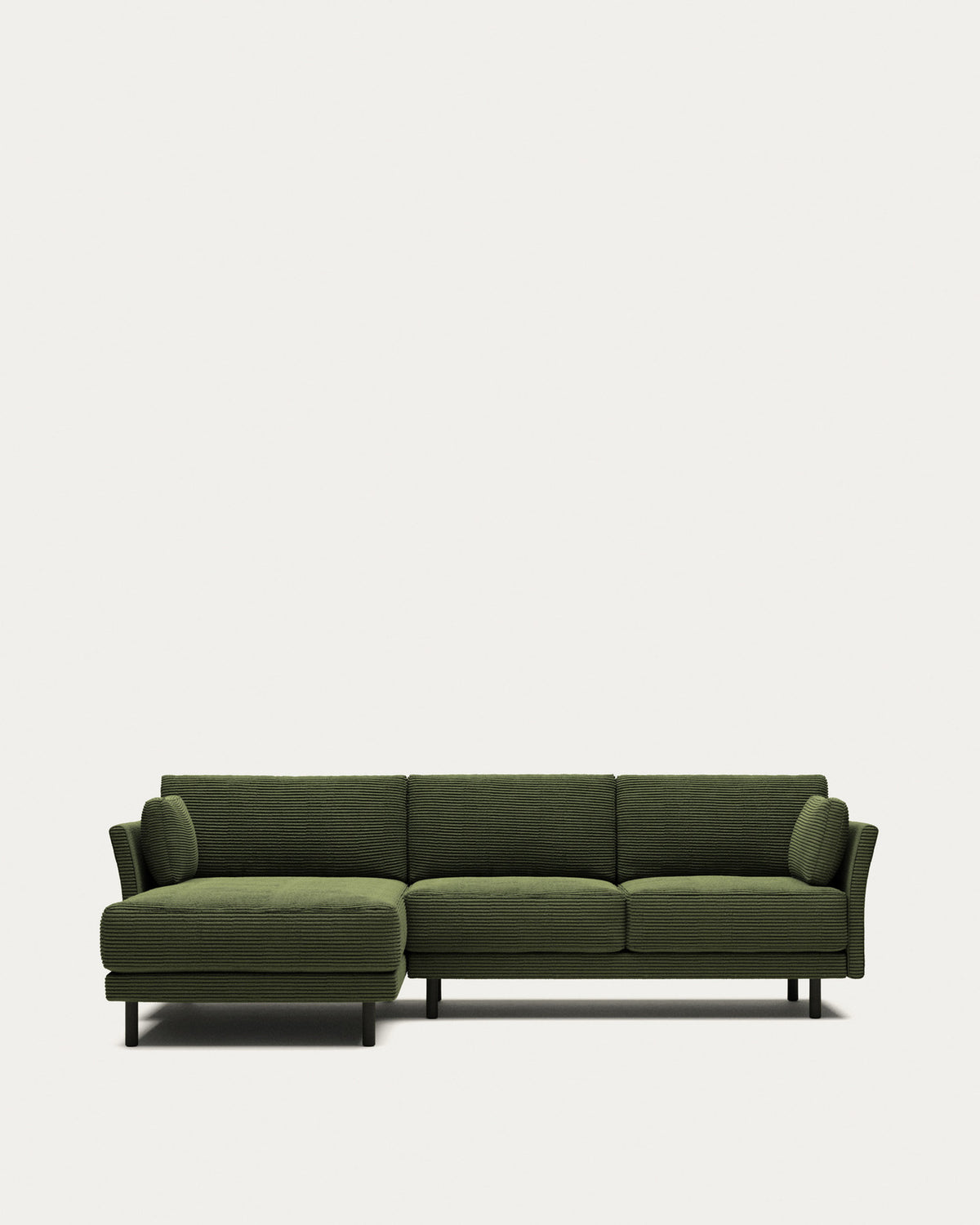 3-Sitzer-Sofa Gilma mit Chaiselongue rechts/links, schwer entflammbar mit dickem, grünem Cord und Beinen mit schwarzem Finish, 260 cm in Grün präsentiert im Onlineshop von KAQTU Design AG. 3er Sofa ist von Kave Home