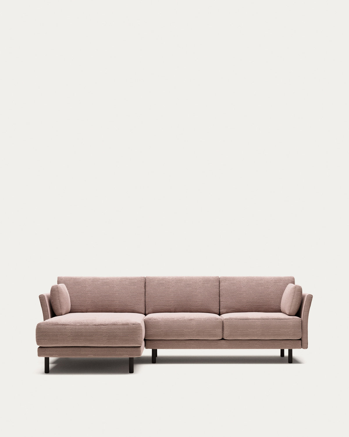 3-Sitzer-Sofa Gilma mit Chaiselongue rechts/links, schwer entflammbar mit dickem, rosafarbenem Cord und Beinen mit schwarzem Finish, 260 cm in Rosa präsentiert im Onlineshop von KAQTU Design AG. 3er Sofa ist von Kave Home